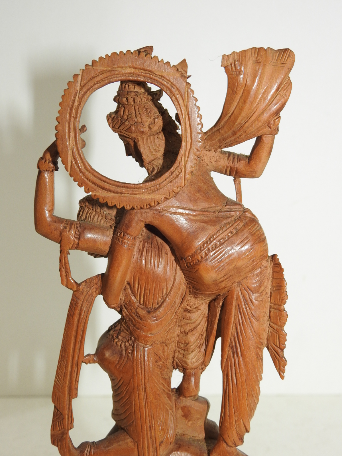 원목나무로 남여인물이 조각된 조각상