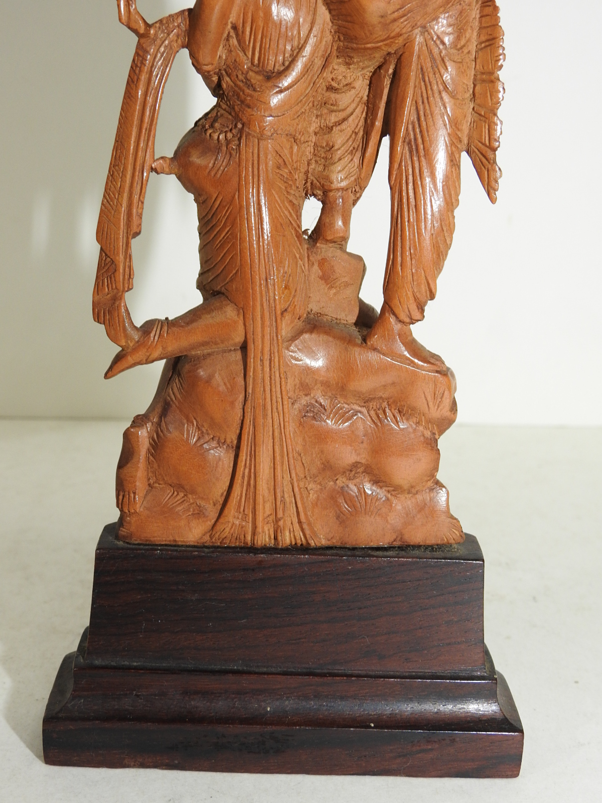 원목나무로 남여인물이 조각된 조각상