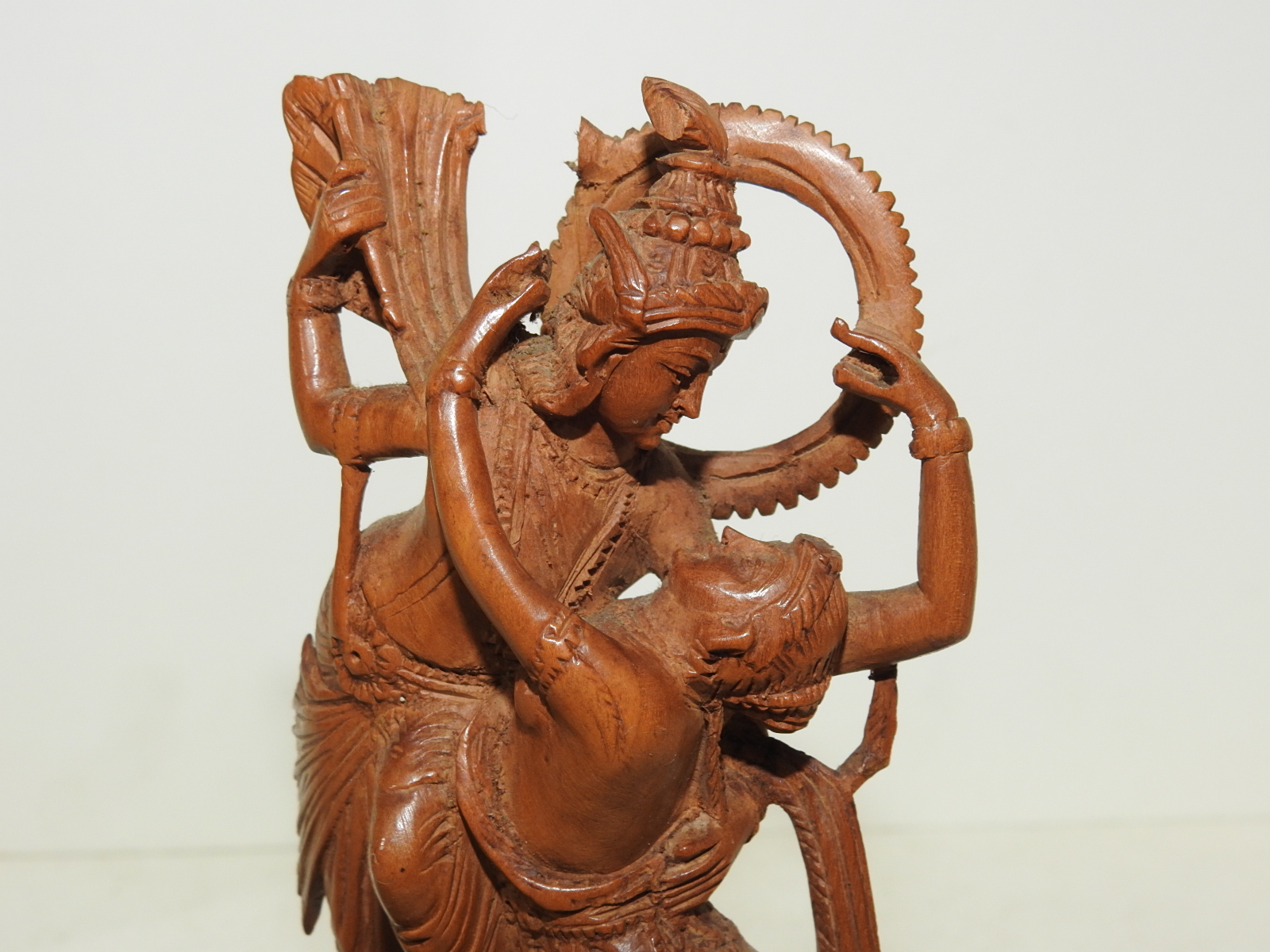 원목나무로 남여인물이 조각된 조각상