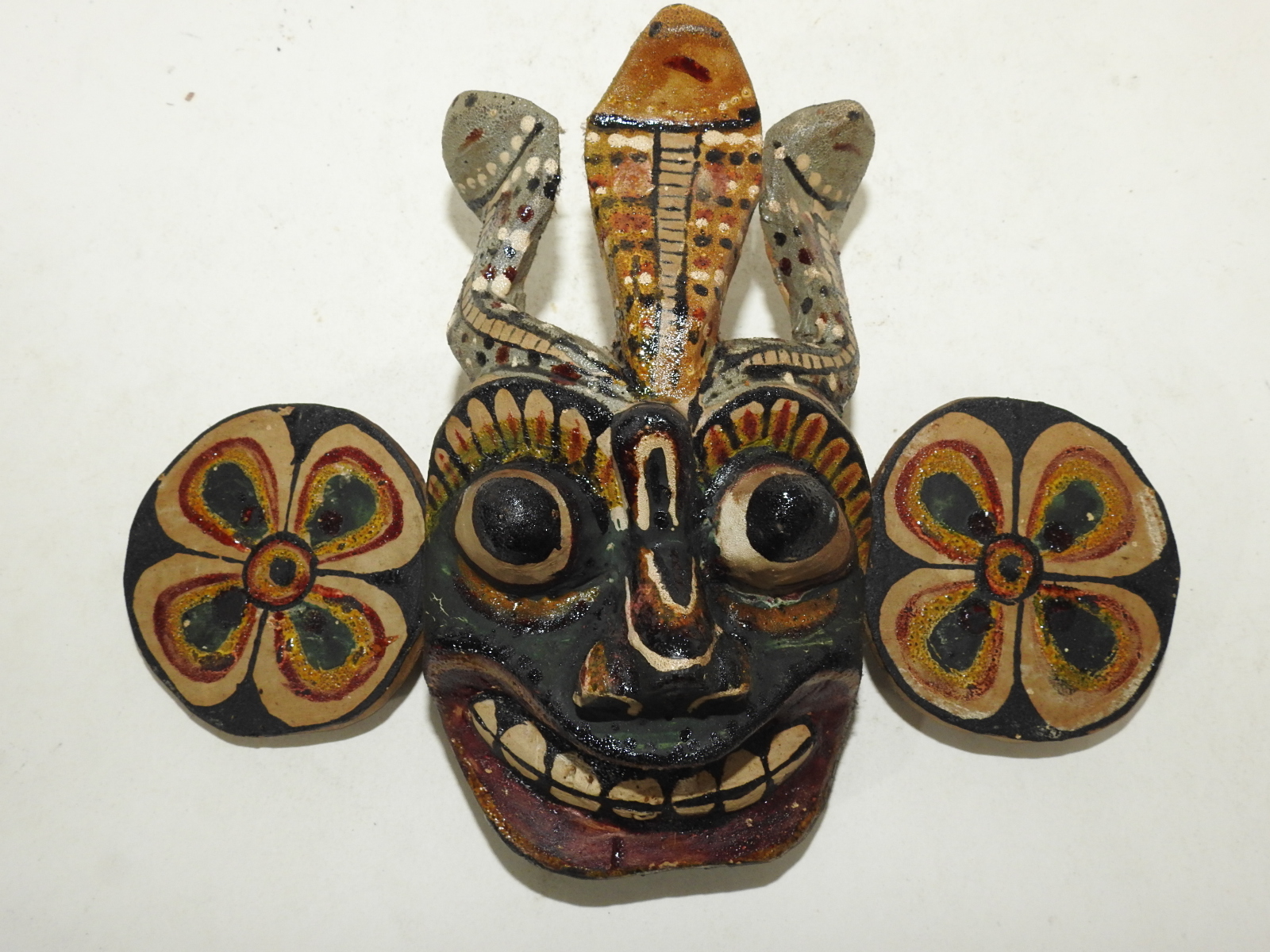 연대가좋은 나무로 조각된 귀면탈