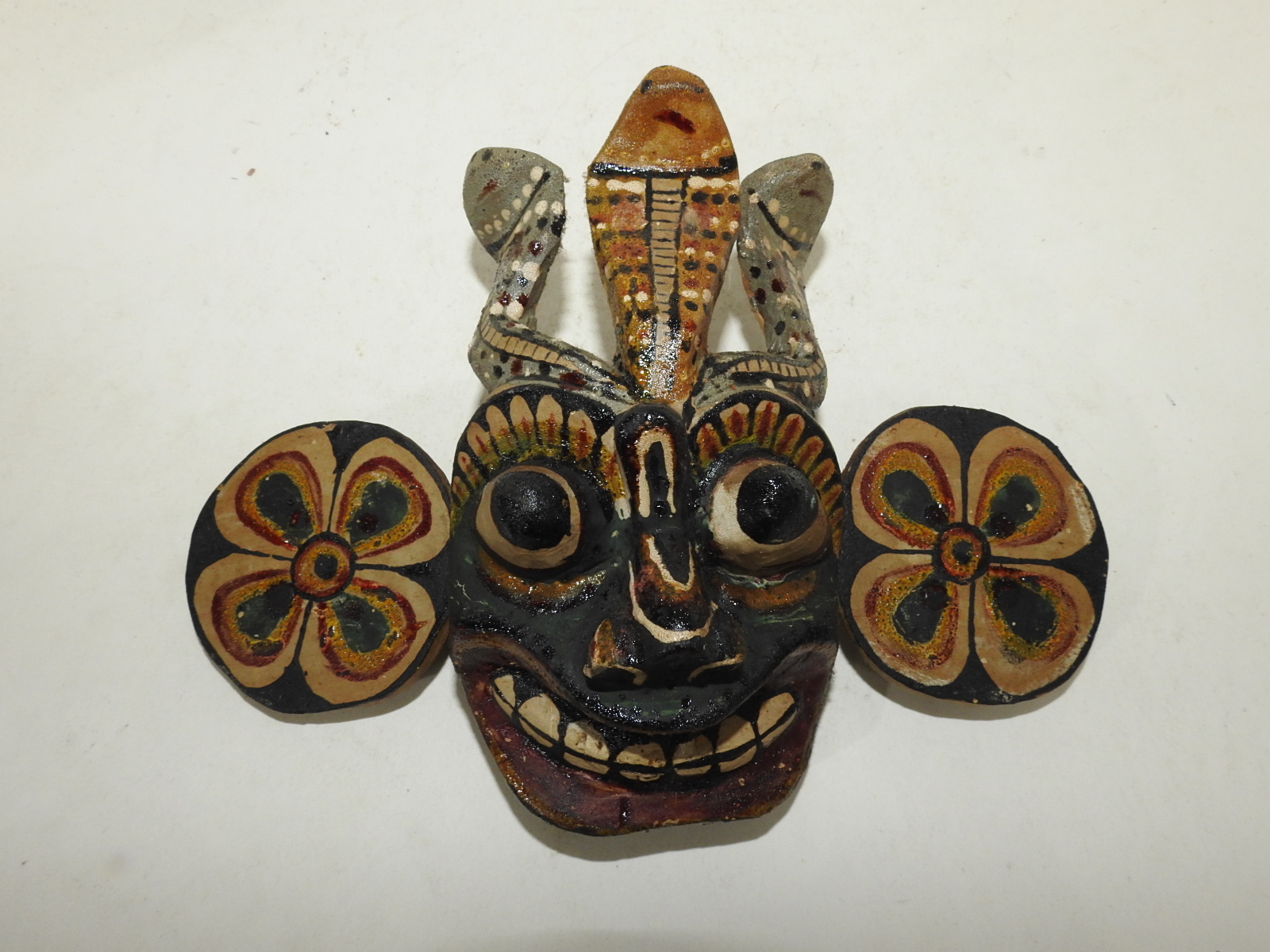 연대가좋은 나무로 조각된 귀면탈