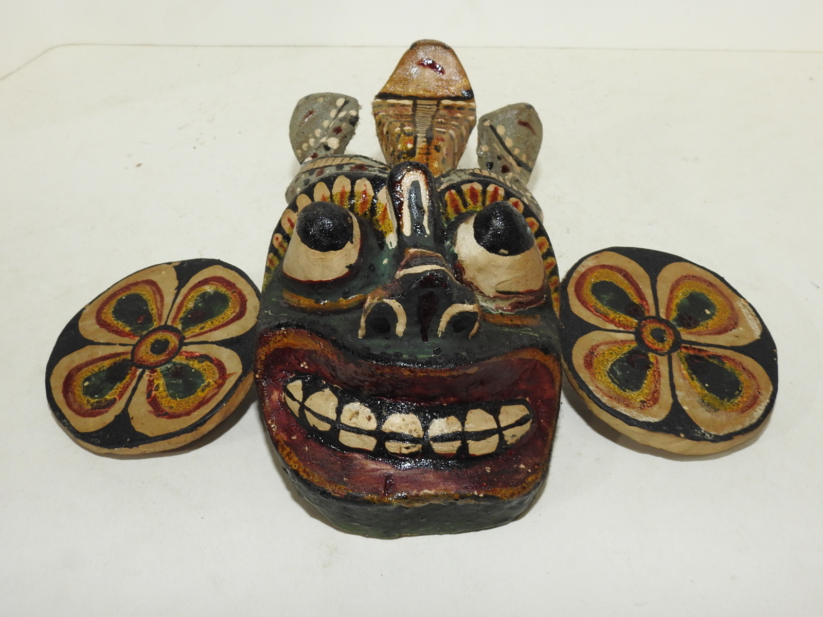 연대가좋은 나무로 조각된 귀면탈