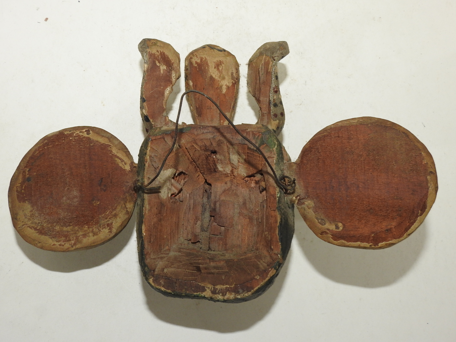 연대가좋은 나무로 조각된 귀면탈