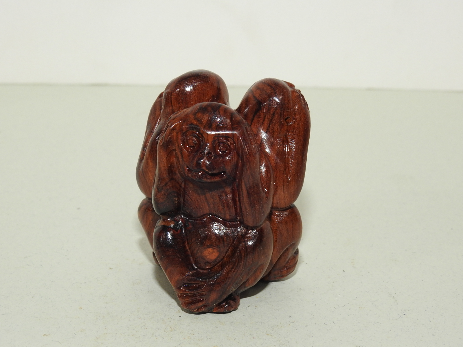 원목나무로된 원숭이 조각상