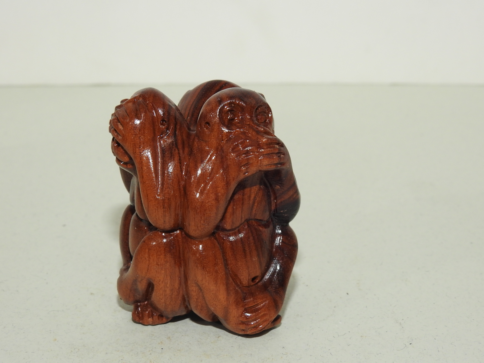 원목나무로된 원숭이 조각상
