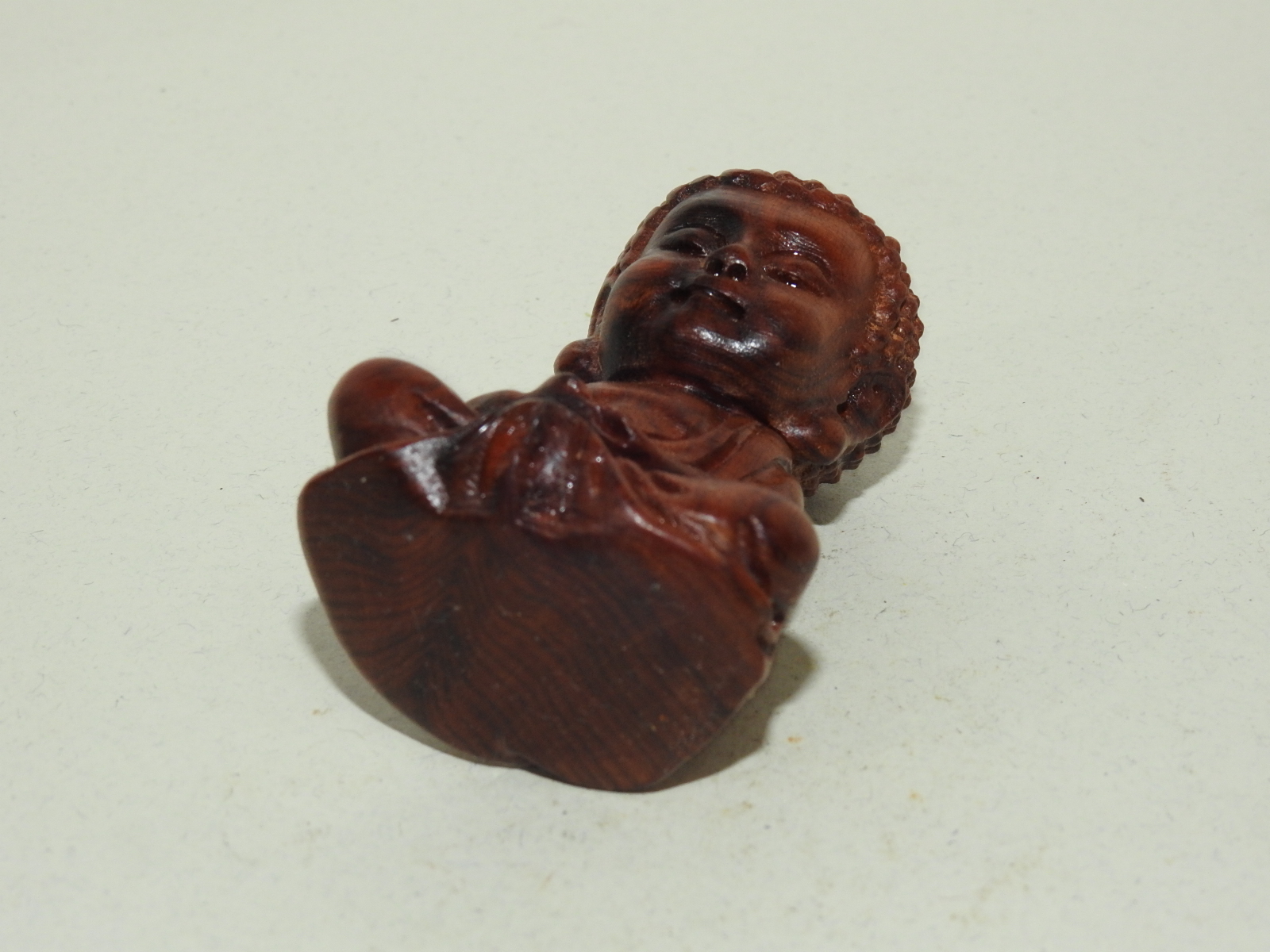 원목나무로된 아기부처님 조각상