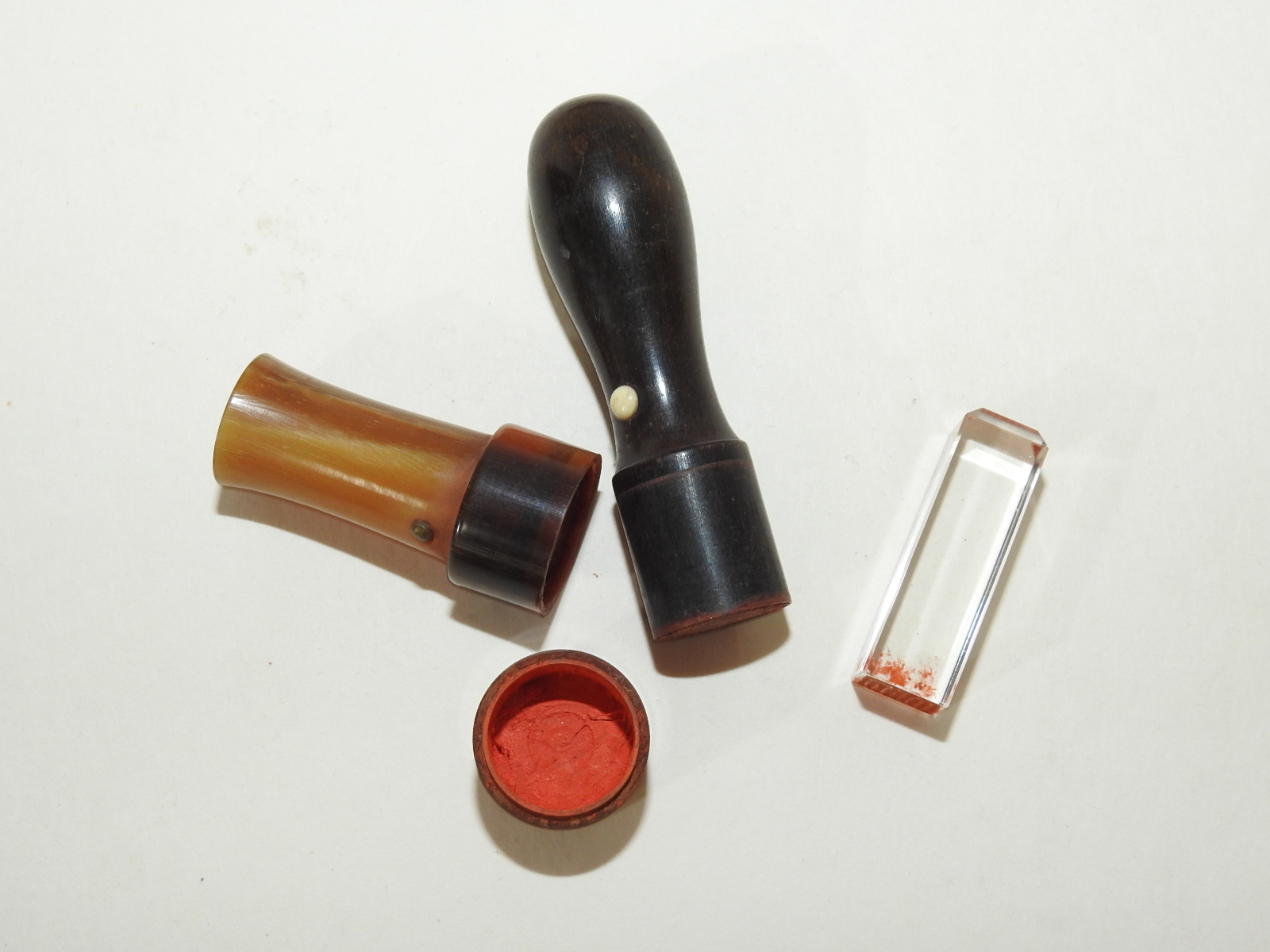 수정과 우각으로된 도장 3점