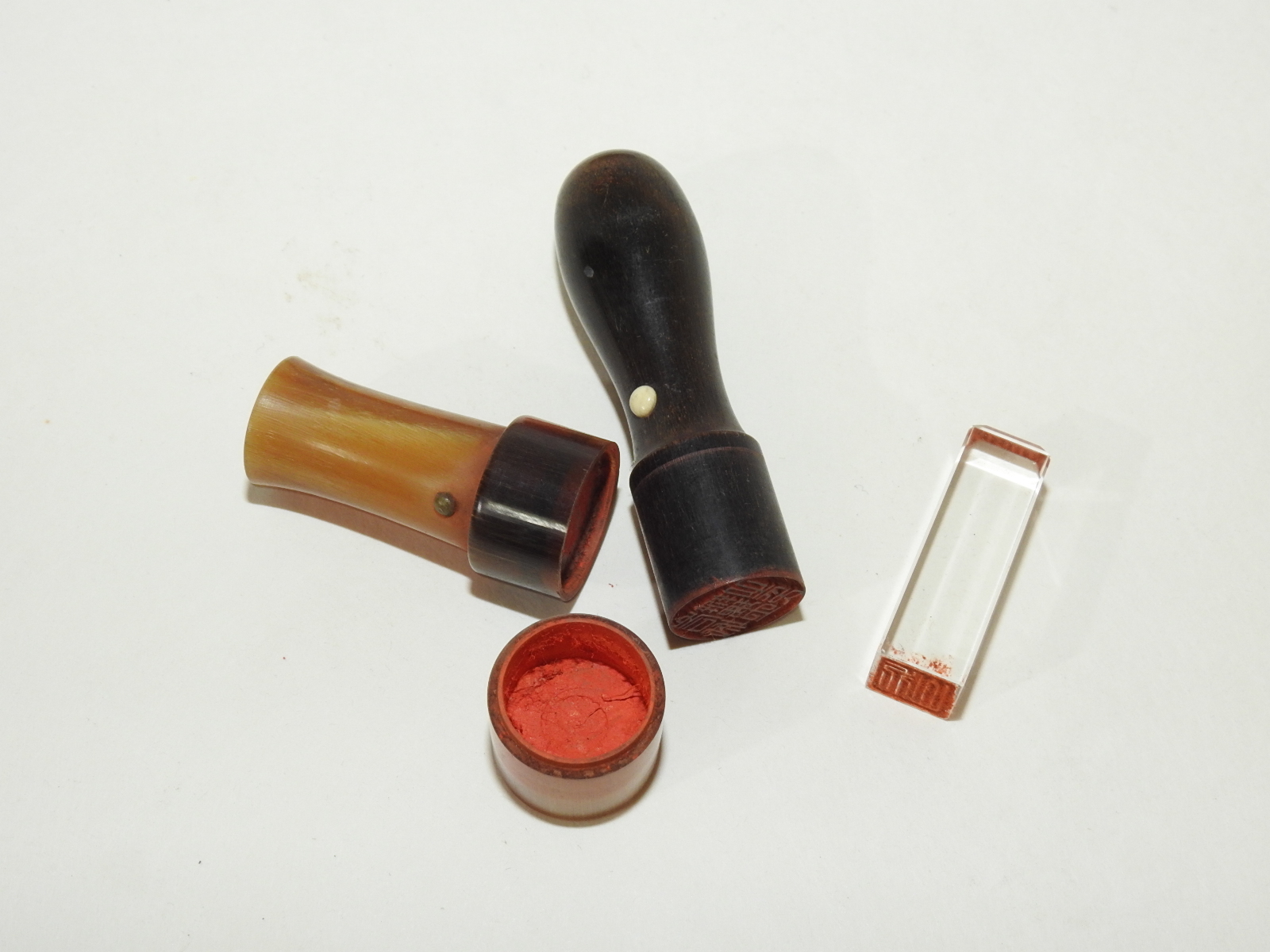 수정과 우각으로된 도장 3점