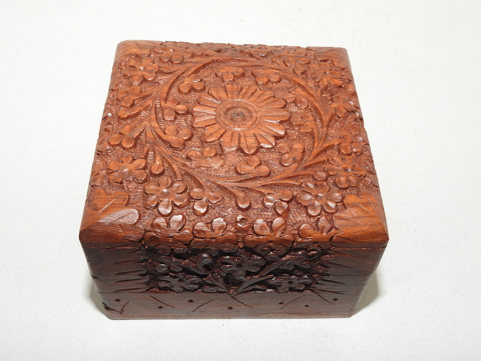 묵직한 원목나무에 정교한 화문조각이 있는 함