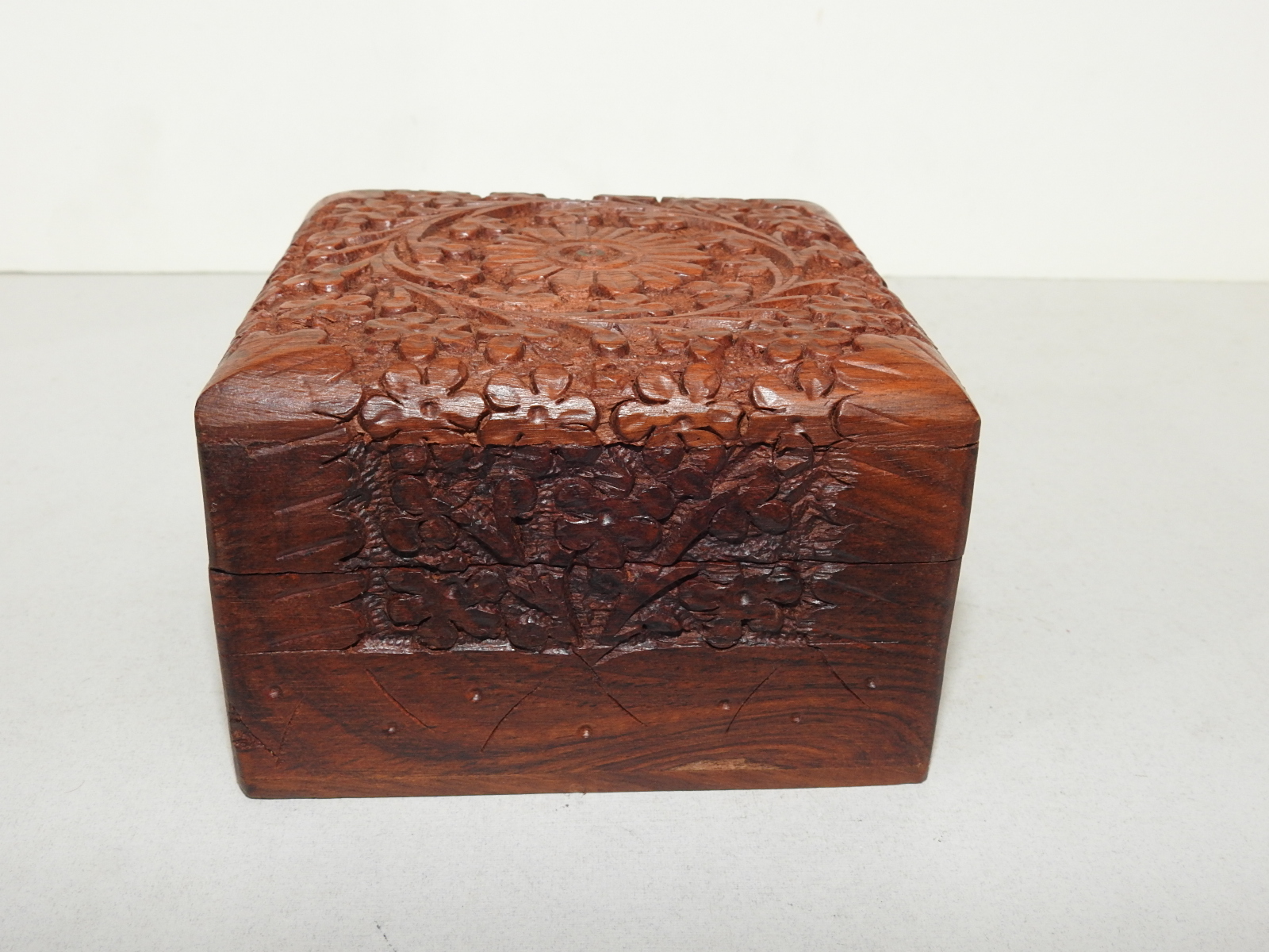 묵직한 원목나무에 정교한 화문조각이 있는 함