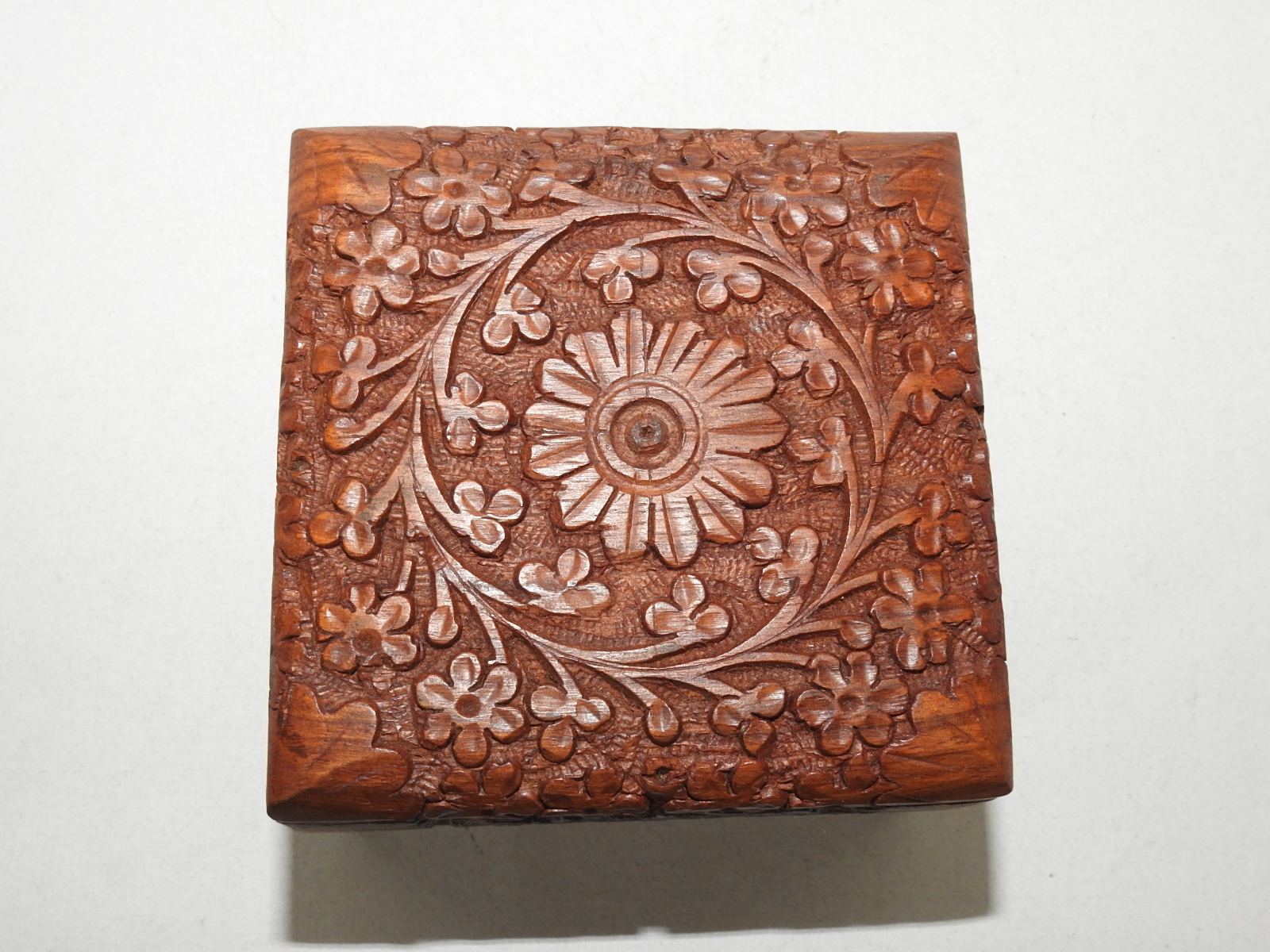 묵직한 원목나무에 정교한 화문조각이 있는 함