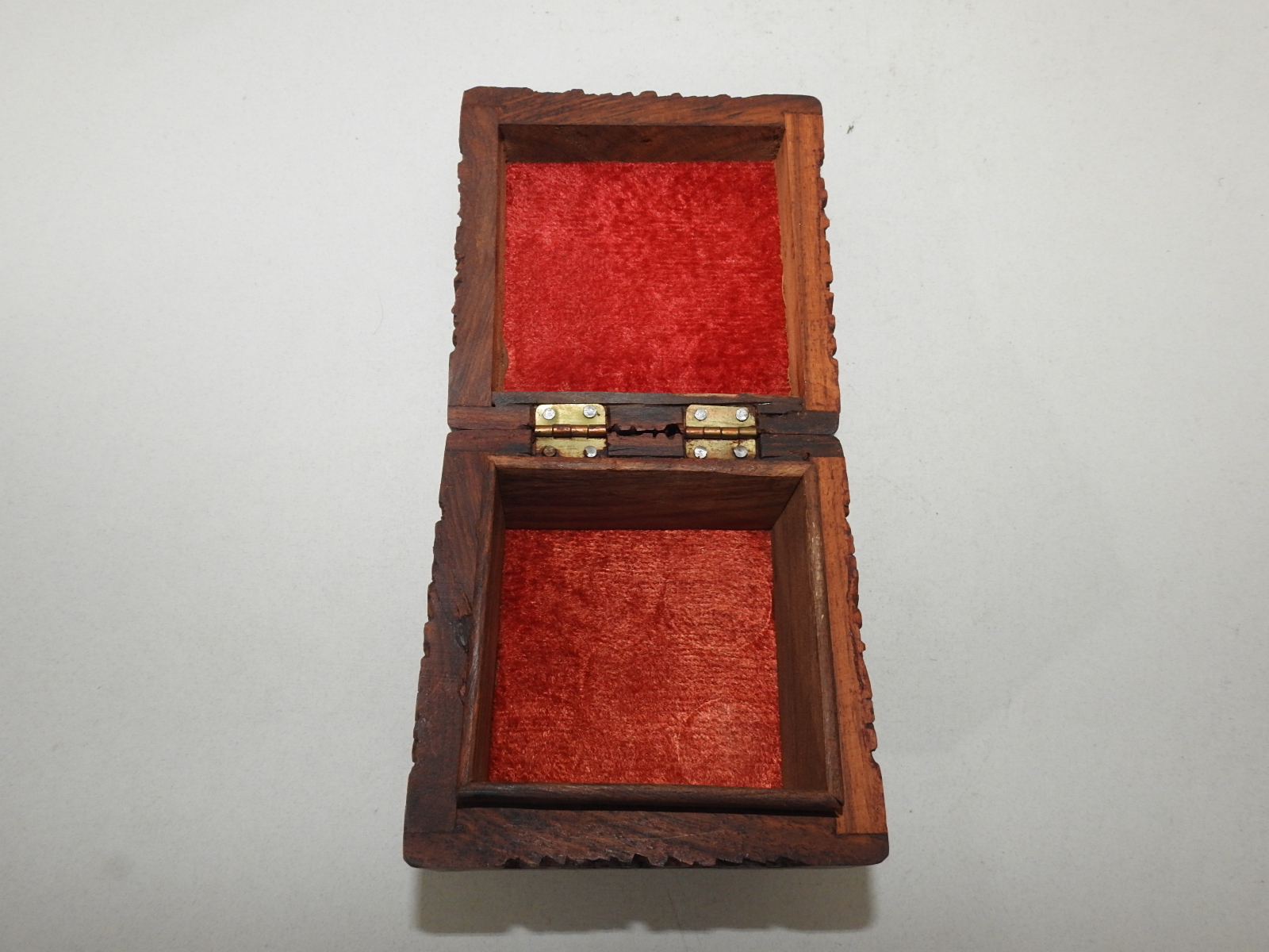 묵직한 원목나무에 정교한 화문조각이 있는 함