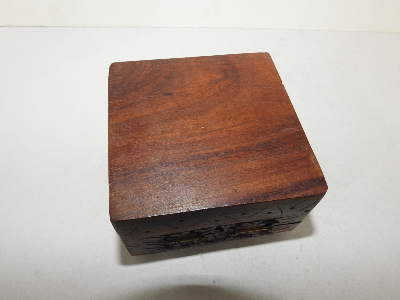 묵직한 원목나무에 정교한 화문조각이 있는 함