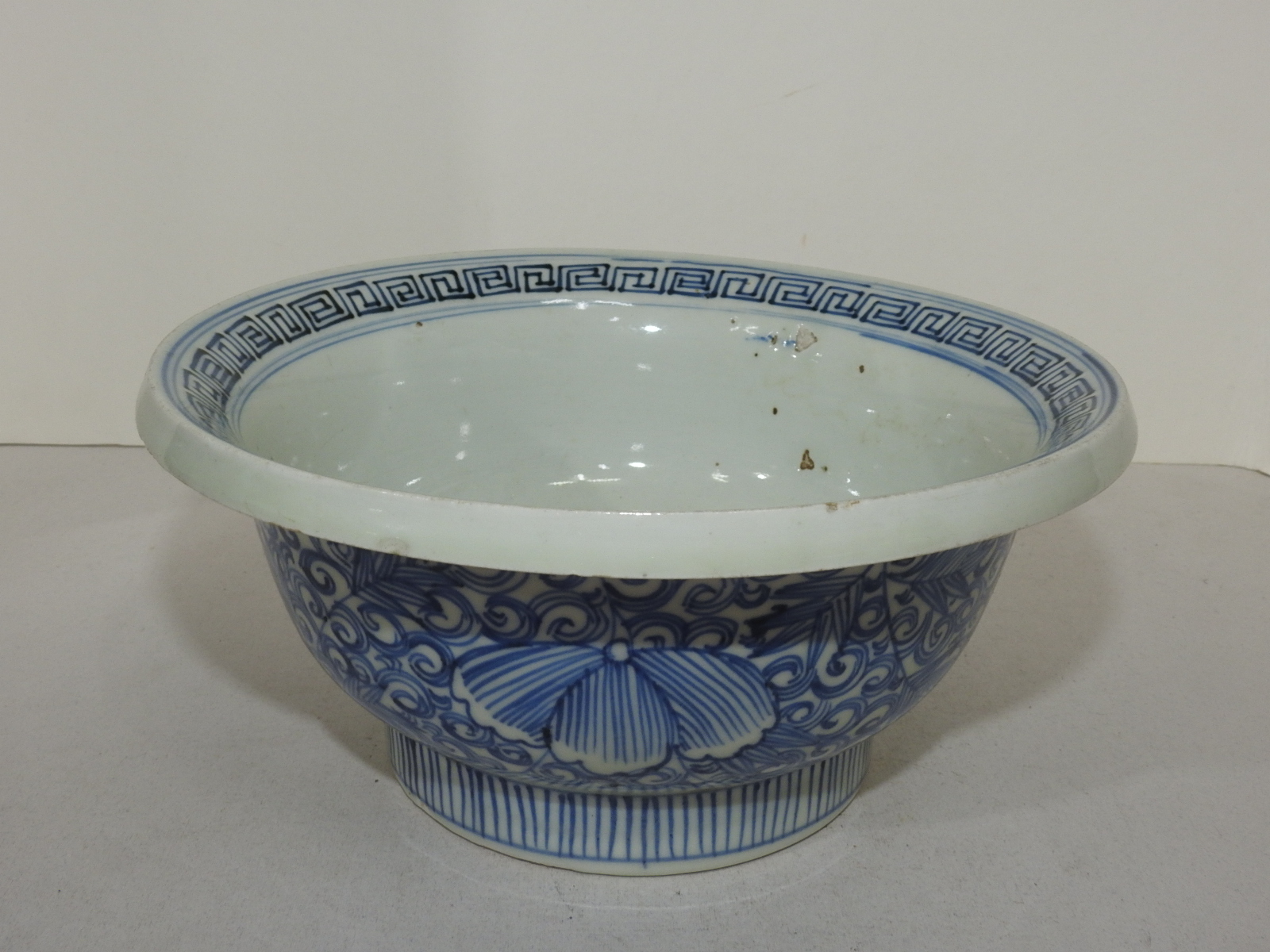 100년이상된 고이마리 청화백자화문 대완