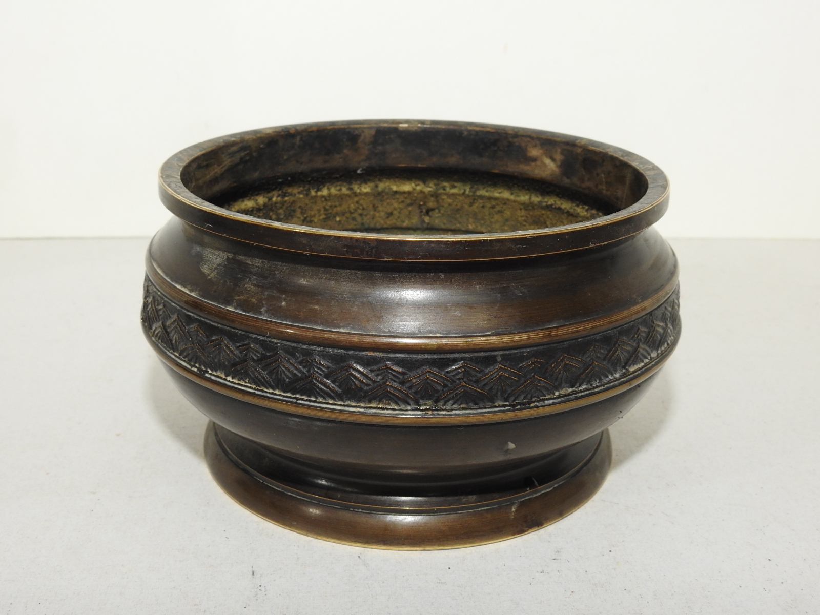 묵직한 청동으로된 화문이 조각된 향로