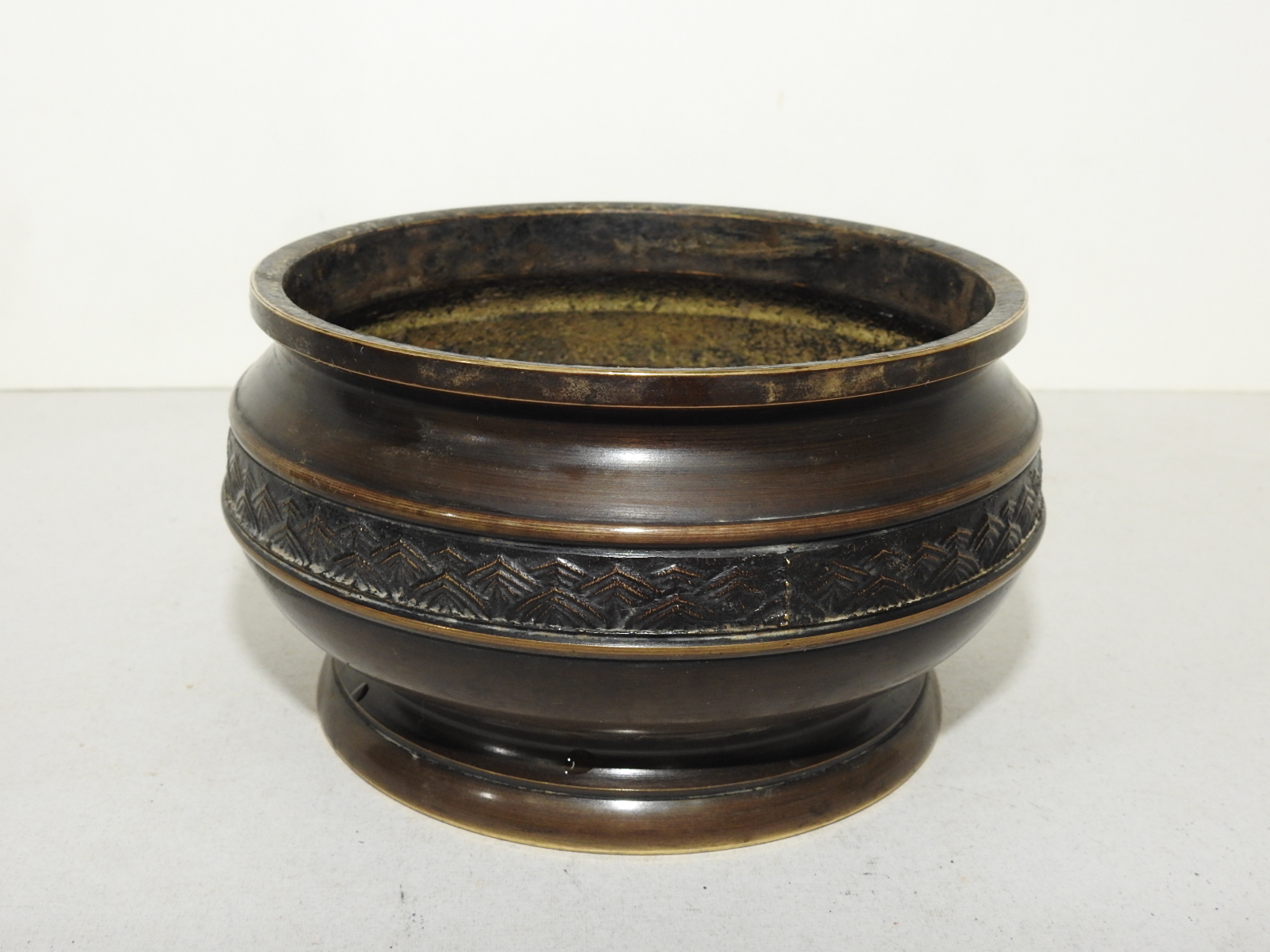 묵직한 청동으로된 화문이 조각된 향로