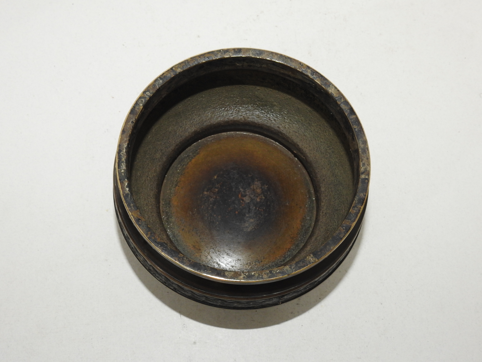 묵직한 청동으로된 화문이 조각된 향로