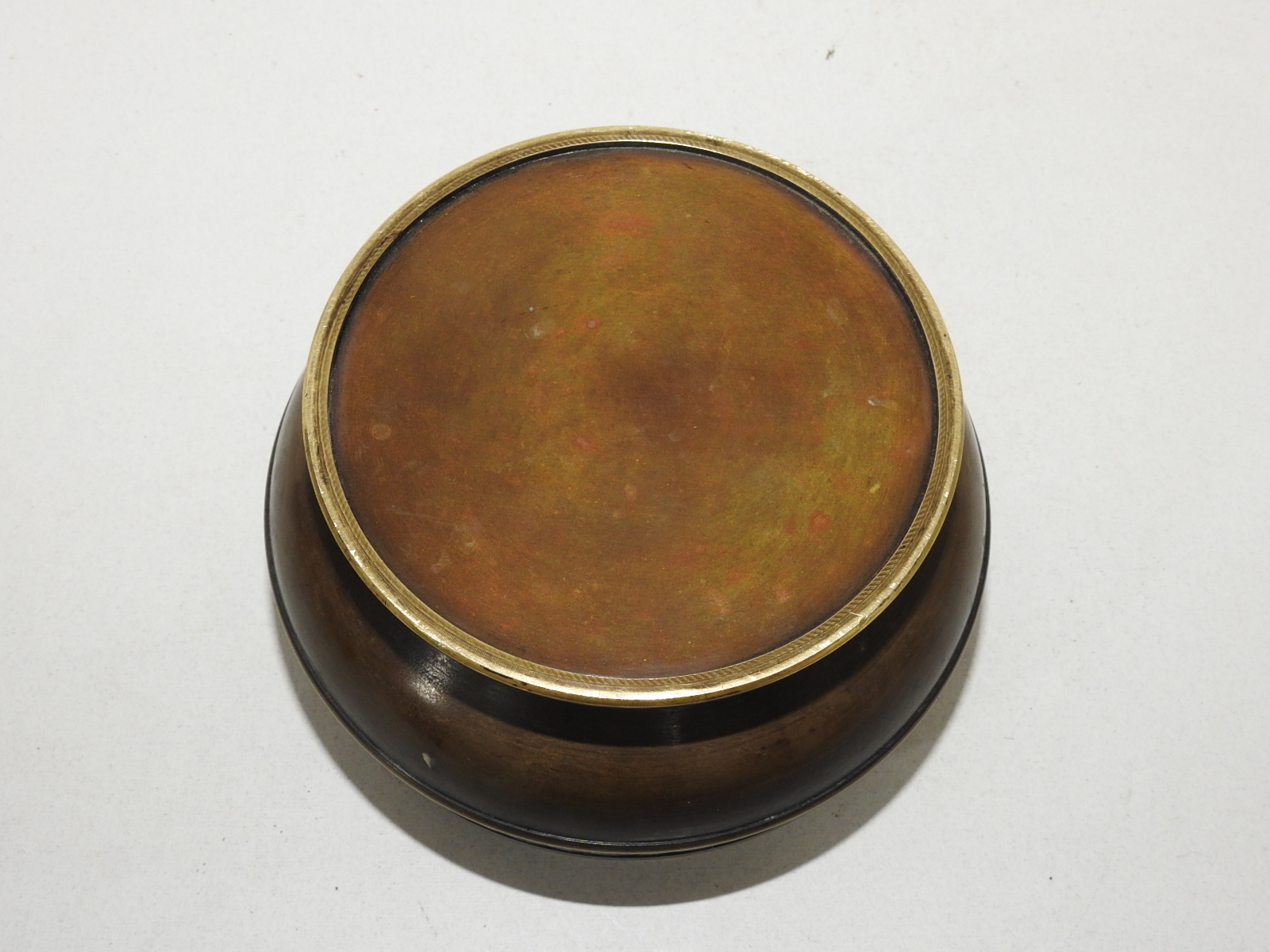 묵직한 청동으로된 화문이 조각된 향로