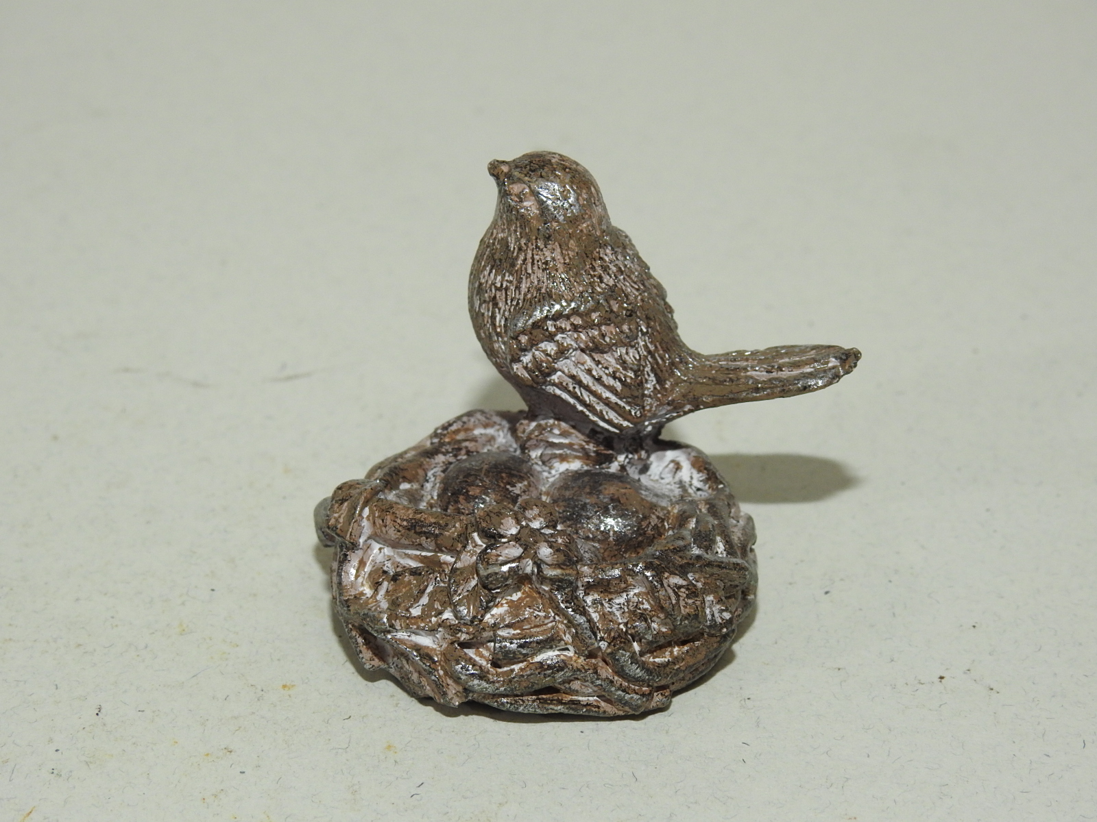특이한 재질로된 소형크기의 새 조각