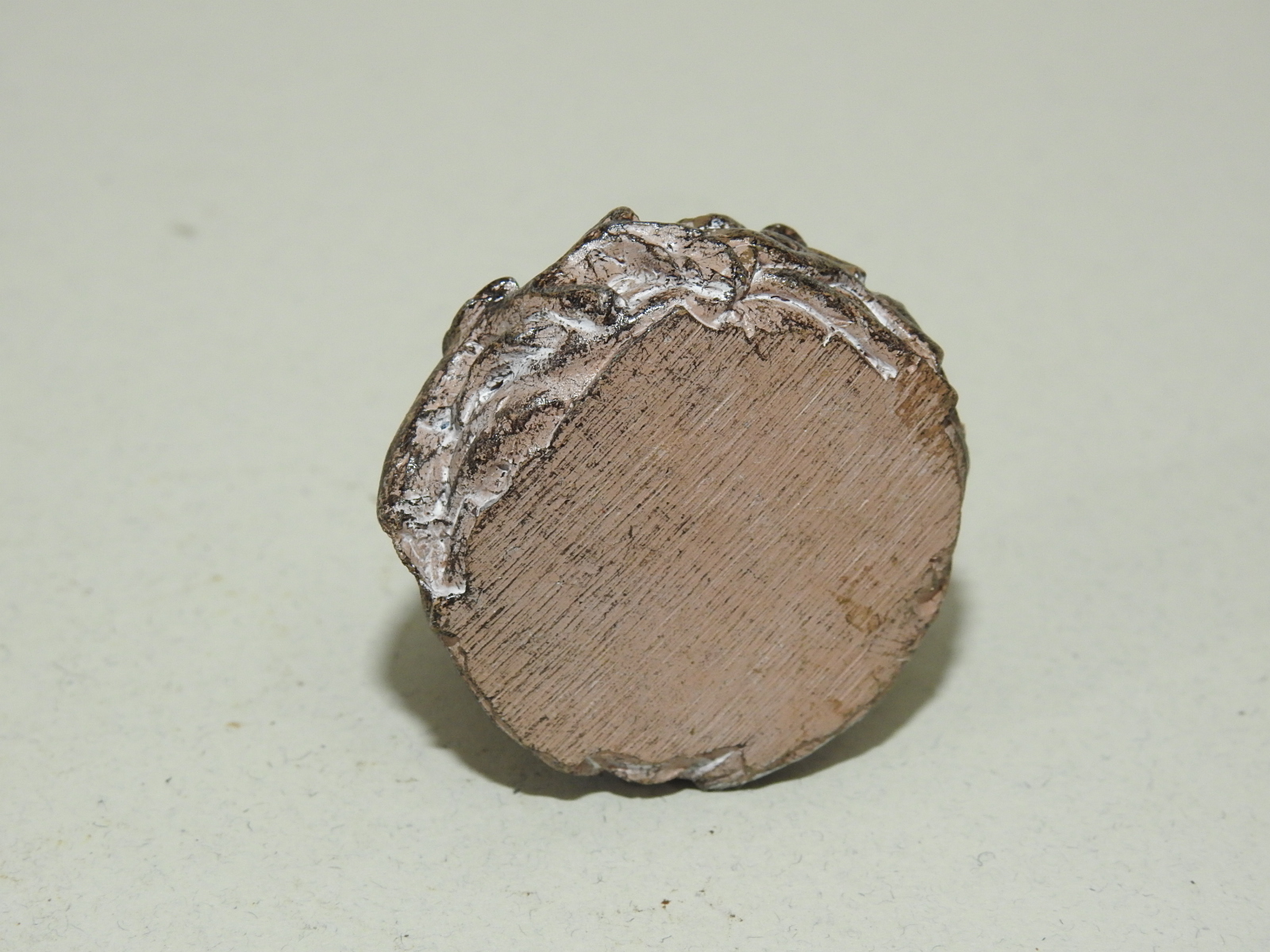 특이한 재질로된 소형크기의 새 조각