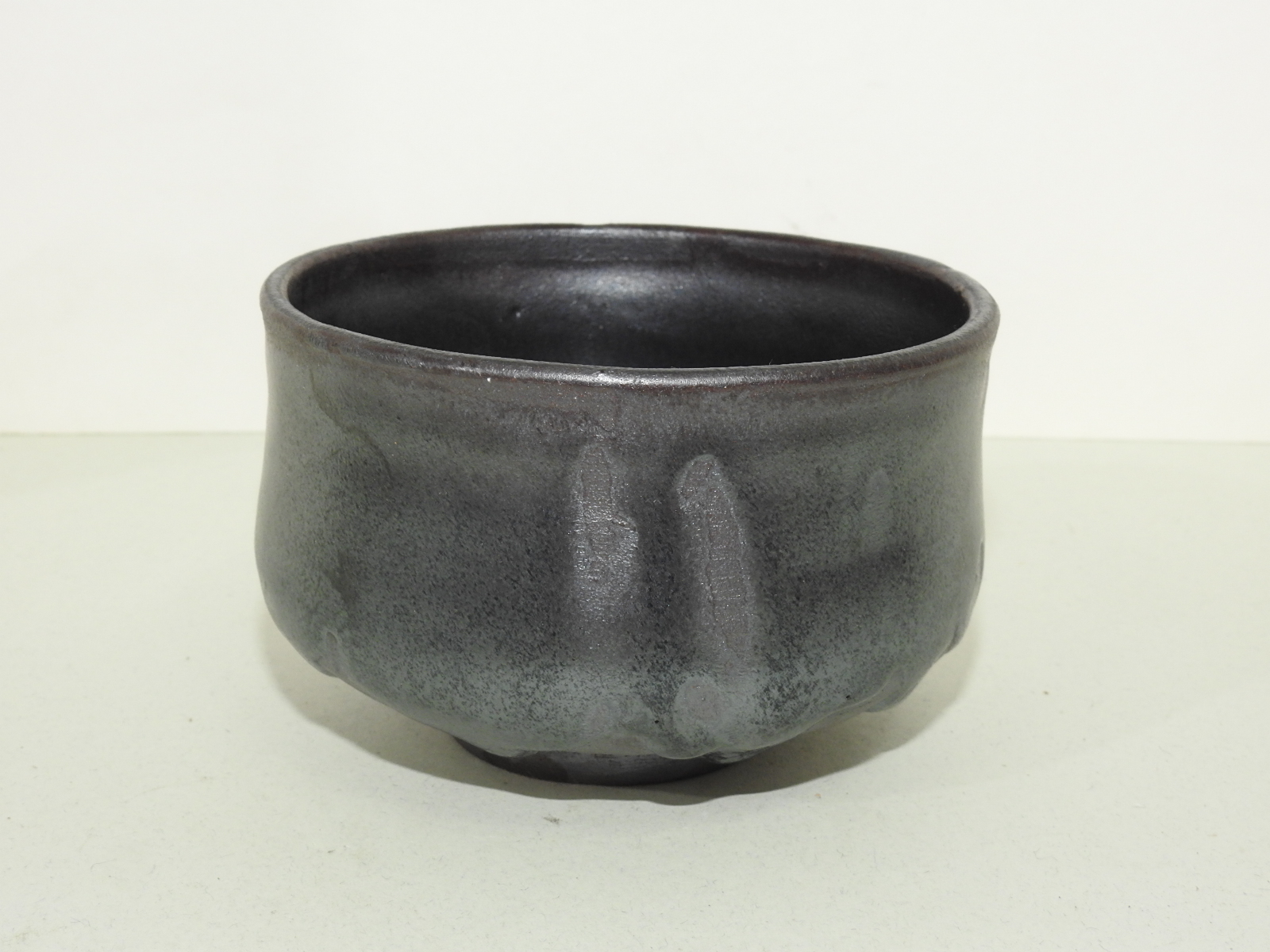 흑유청자 유약흘림이 좋은 말찻잔