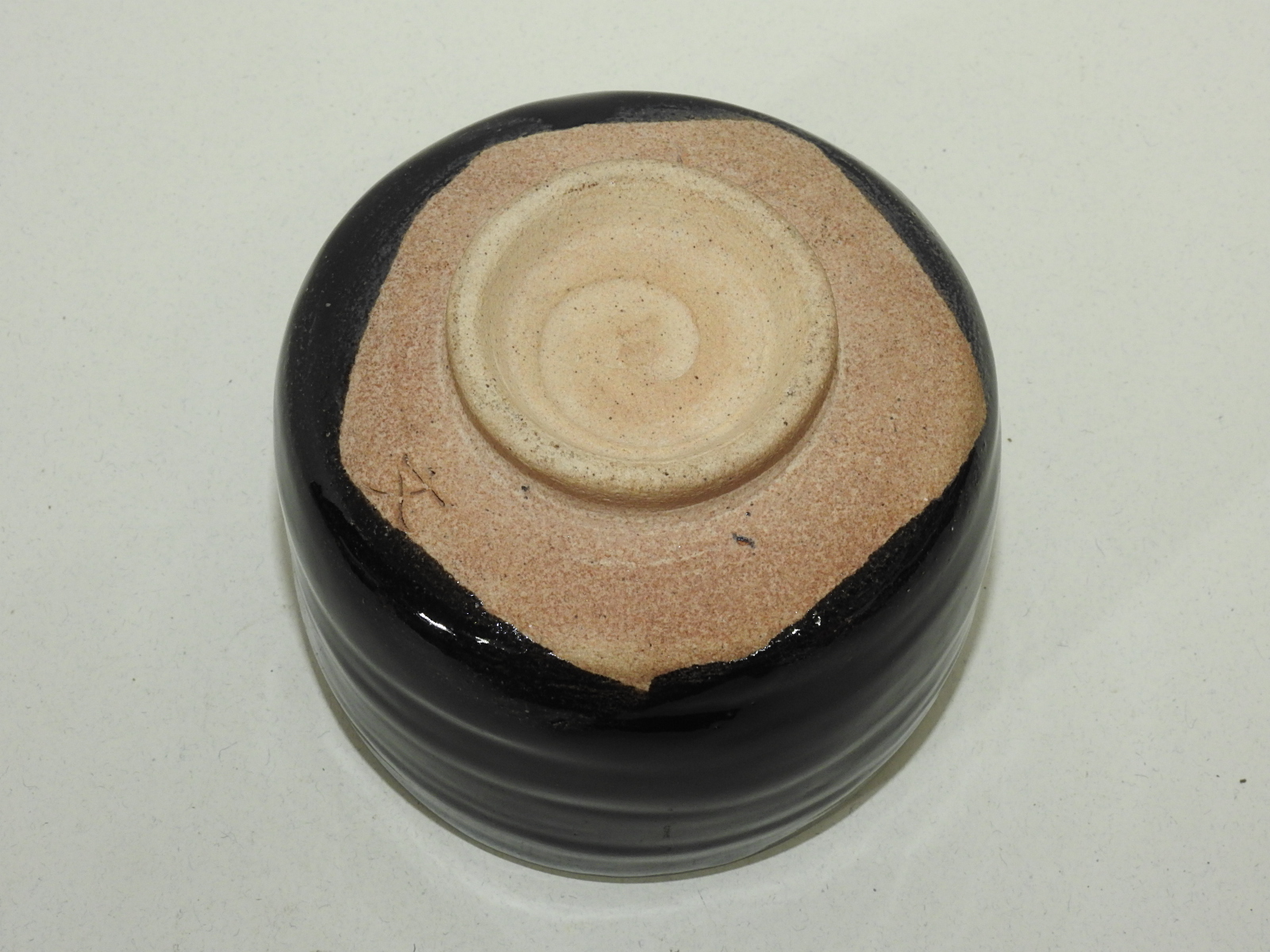 흑유청자 백채흘림 말찻잔