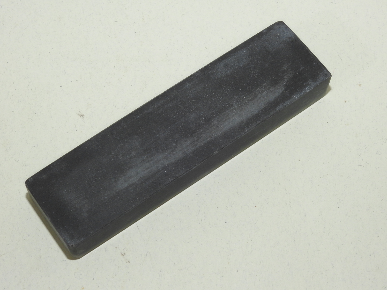 돌에 문자가 조각된 문진