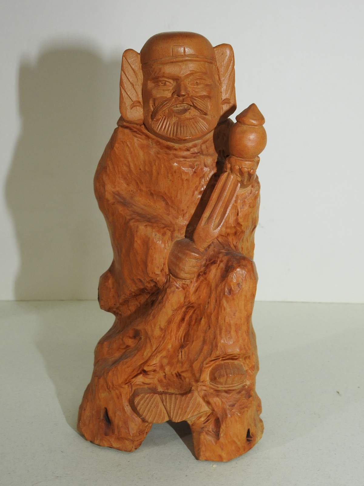 원목나무로된 복신 조각상