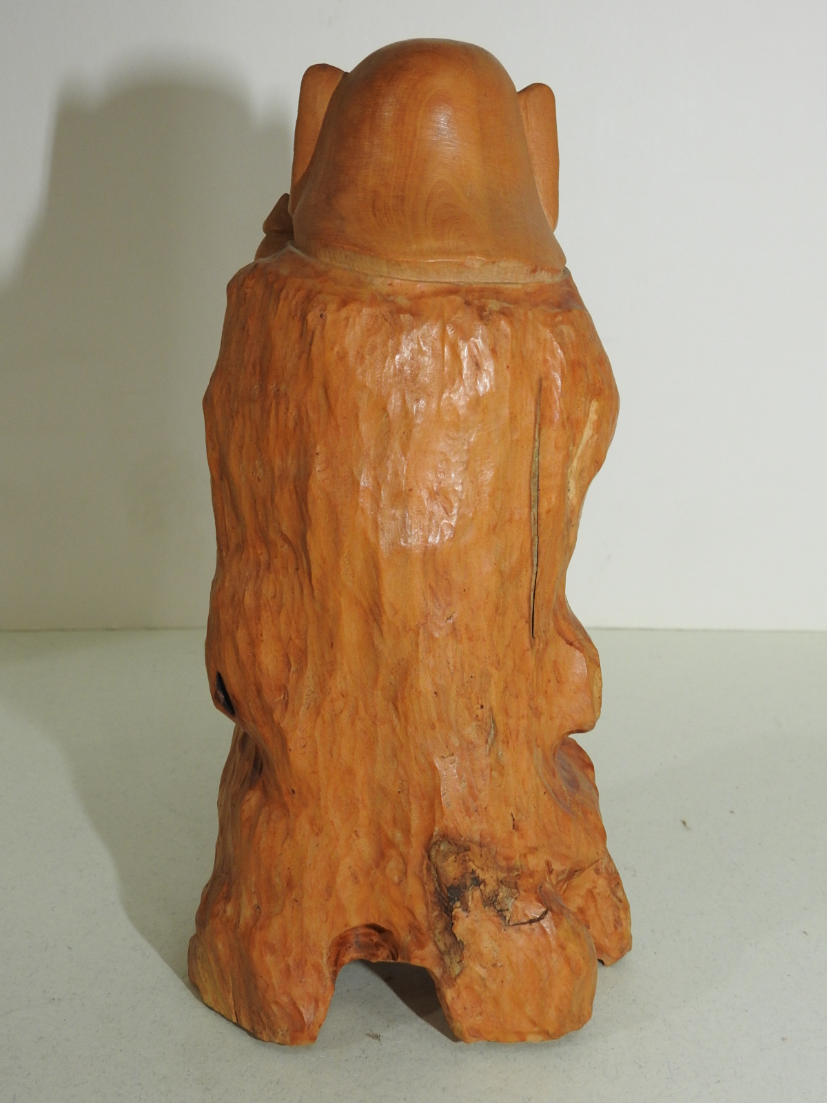 원목나무로된 복신 조각상