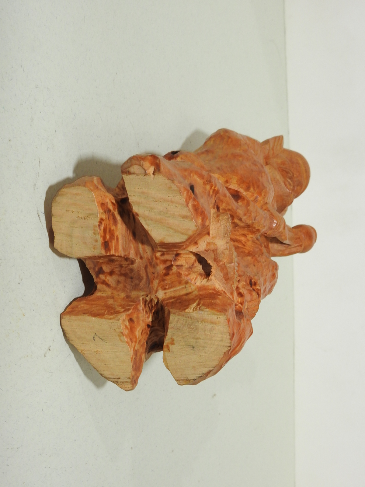 원목나무로된 복신 조각상