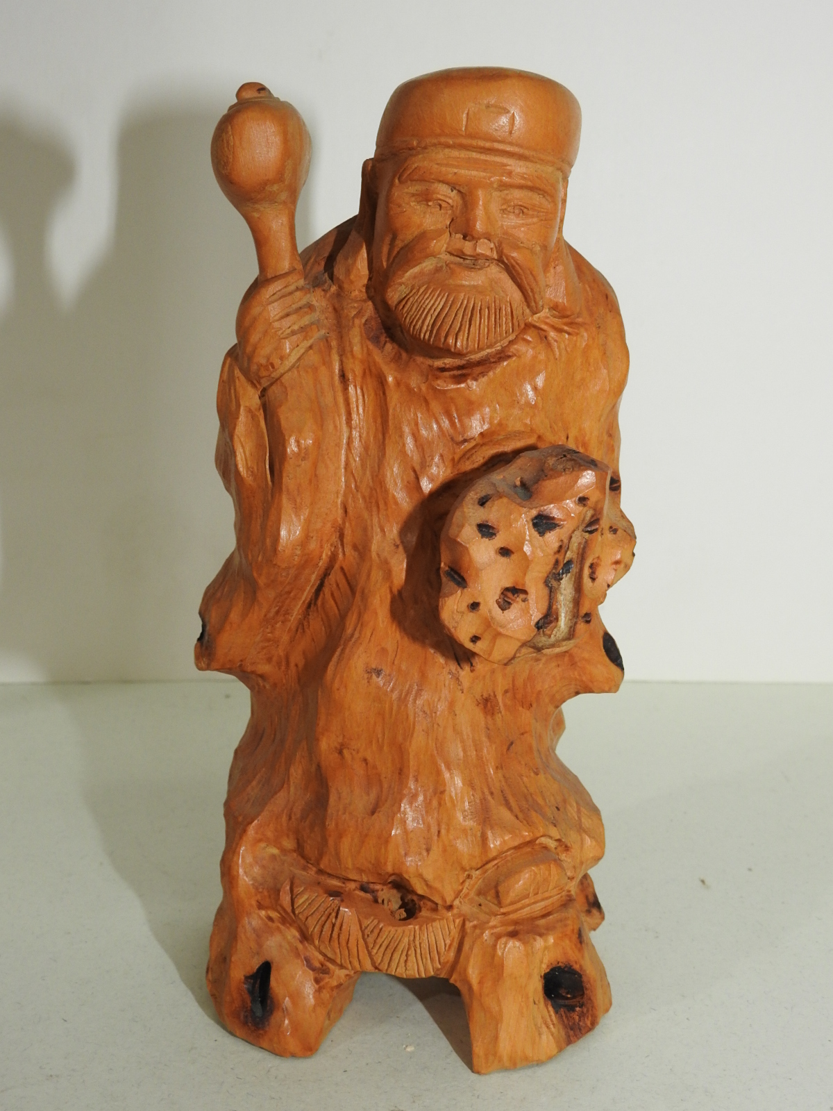 원목나무로된 복신 조각상