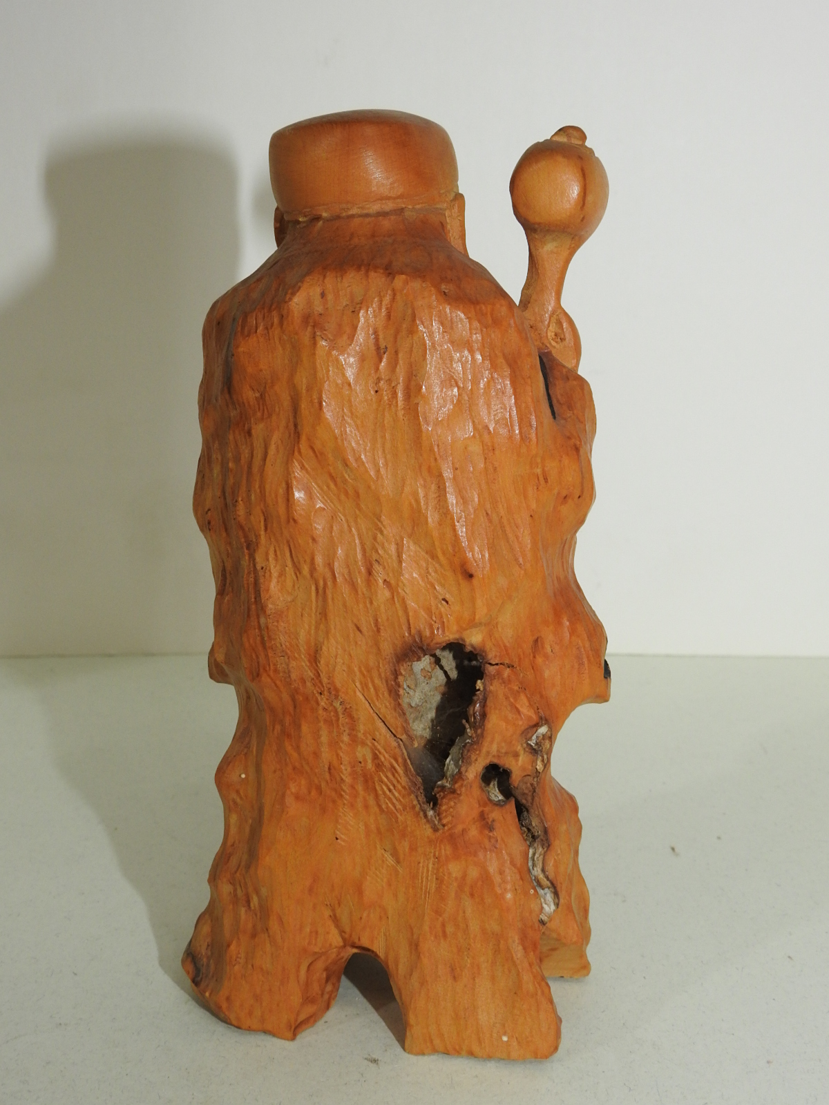 원목나무로된 복신 조각상