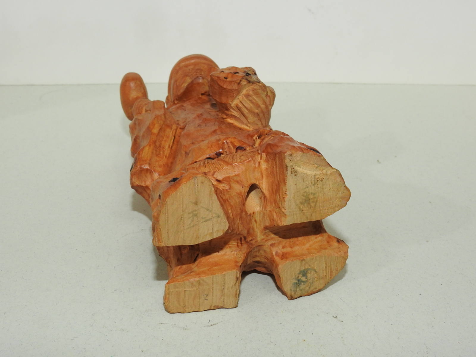 원목나무로된 복신 조각상