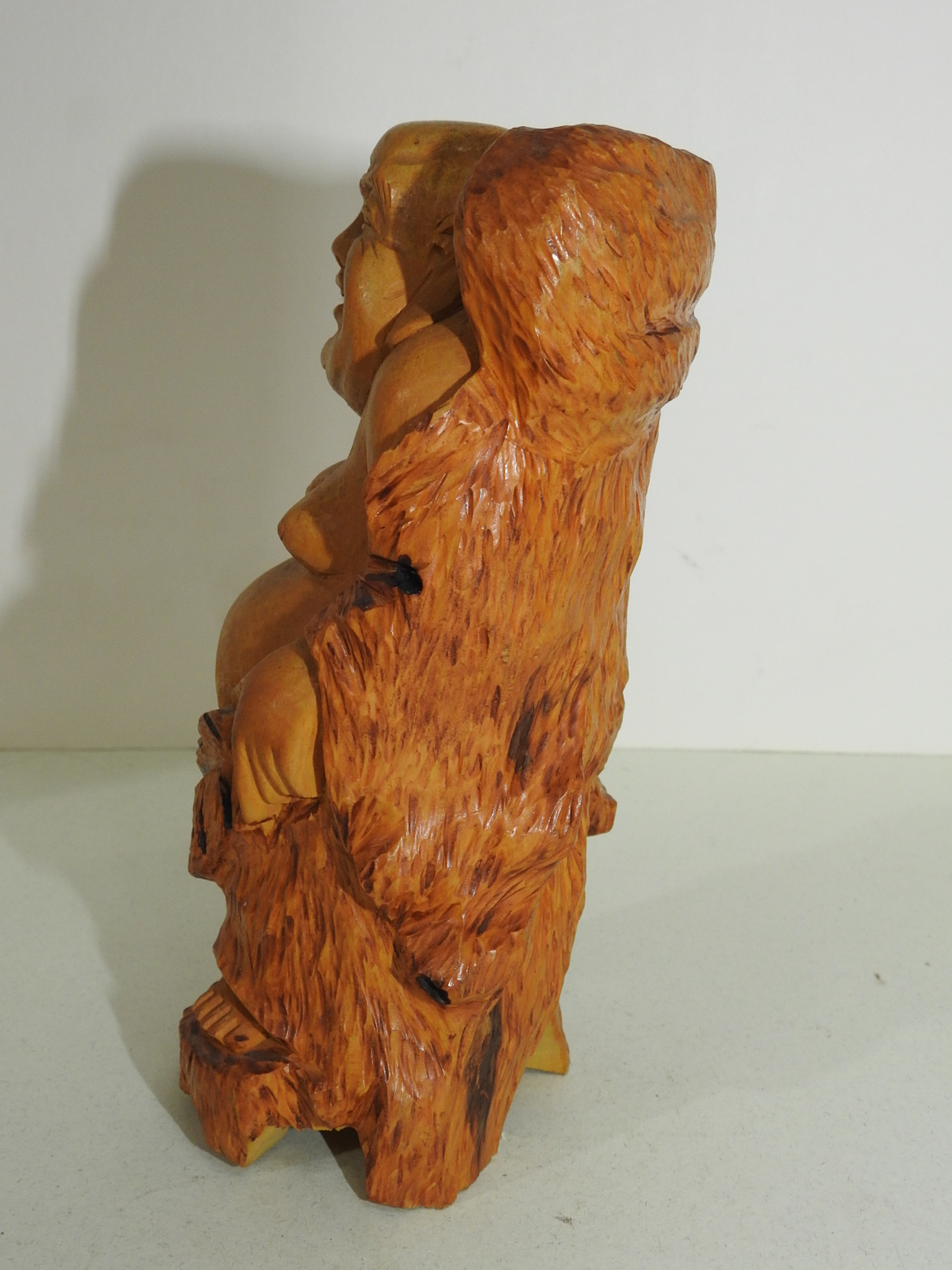 원목나무로된 복신 조각상