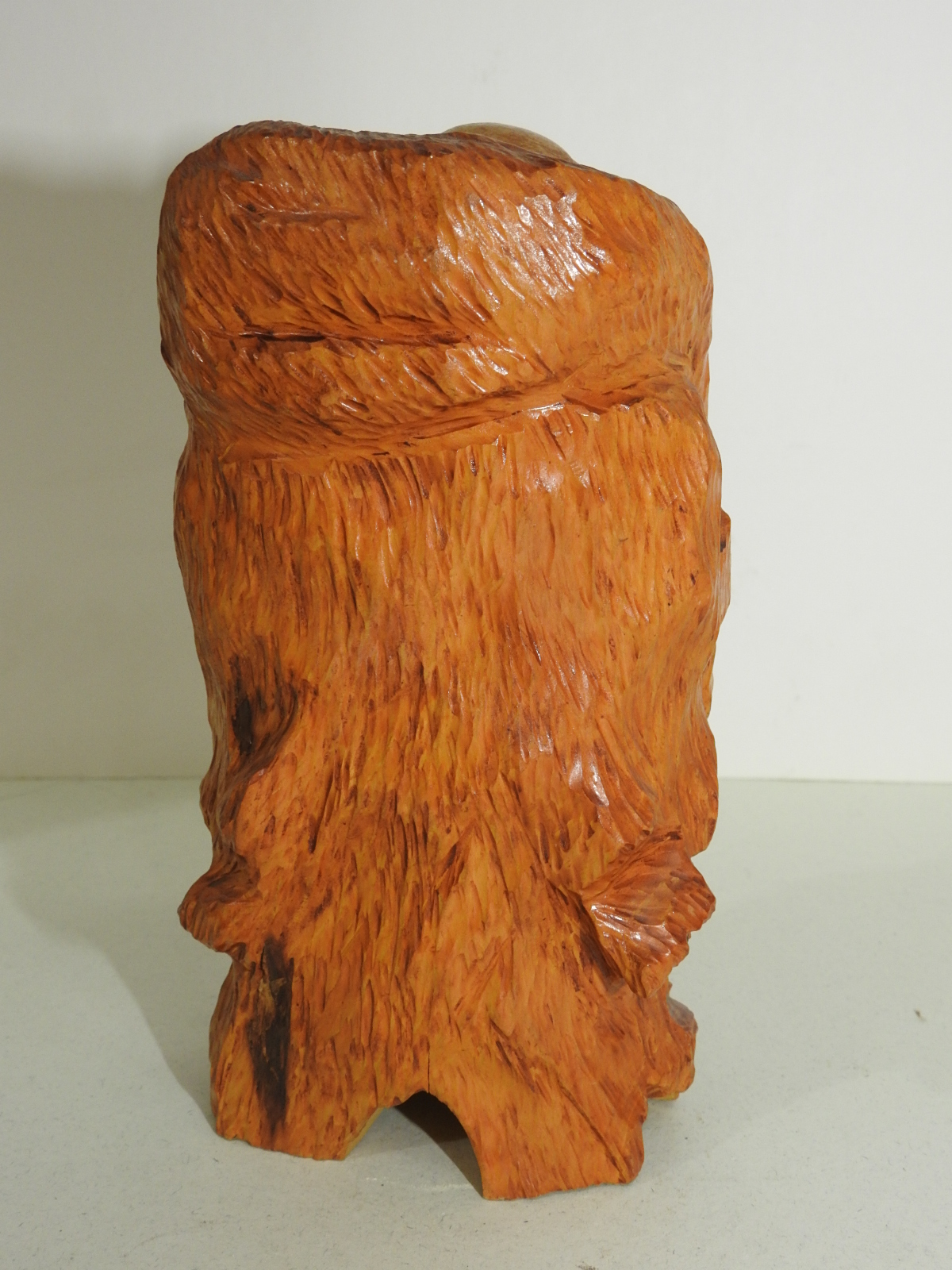 원목나무로된 복신 조각상
