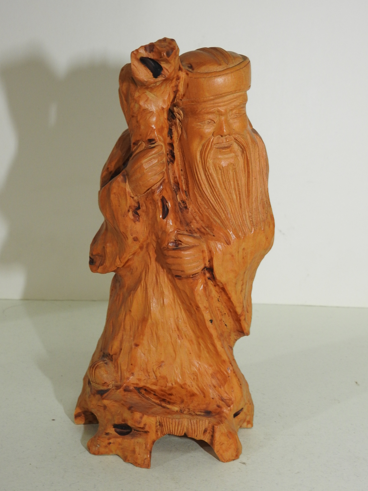 원목나무로된 복신 조각상