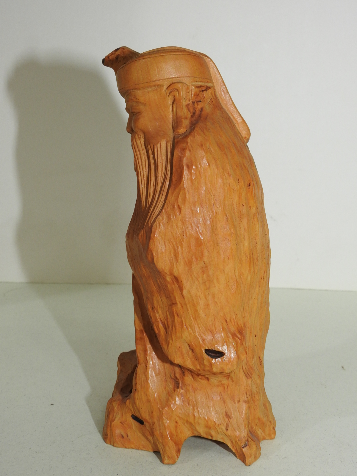 원목나무로된 복신 조각상
