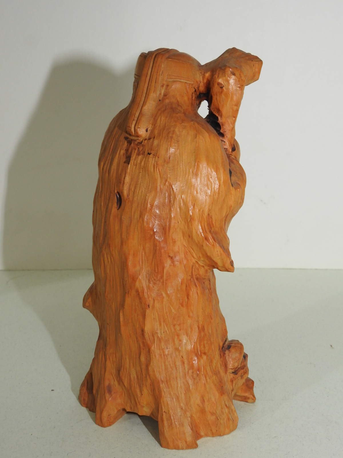 원목나무로된 복신 조각상