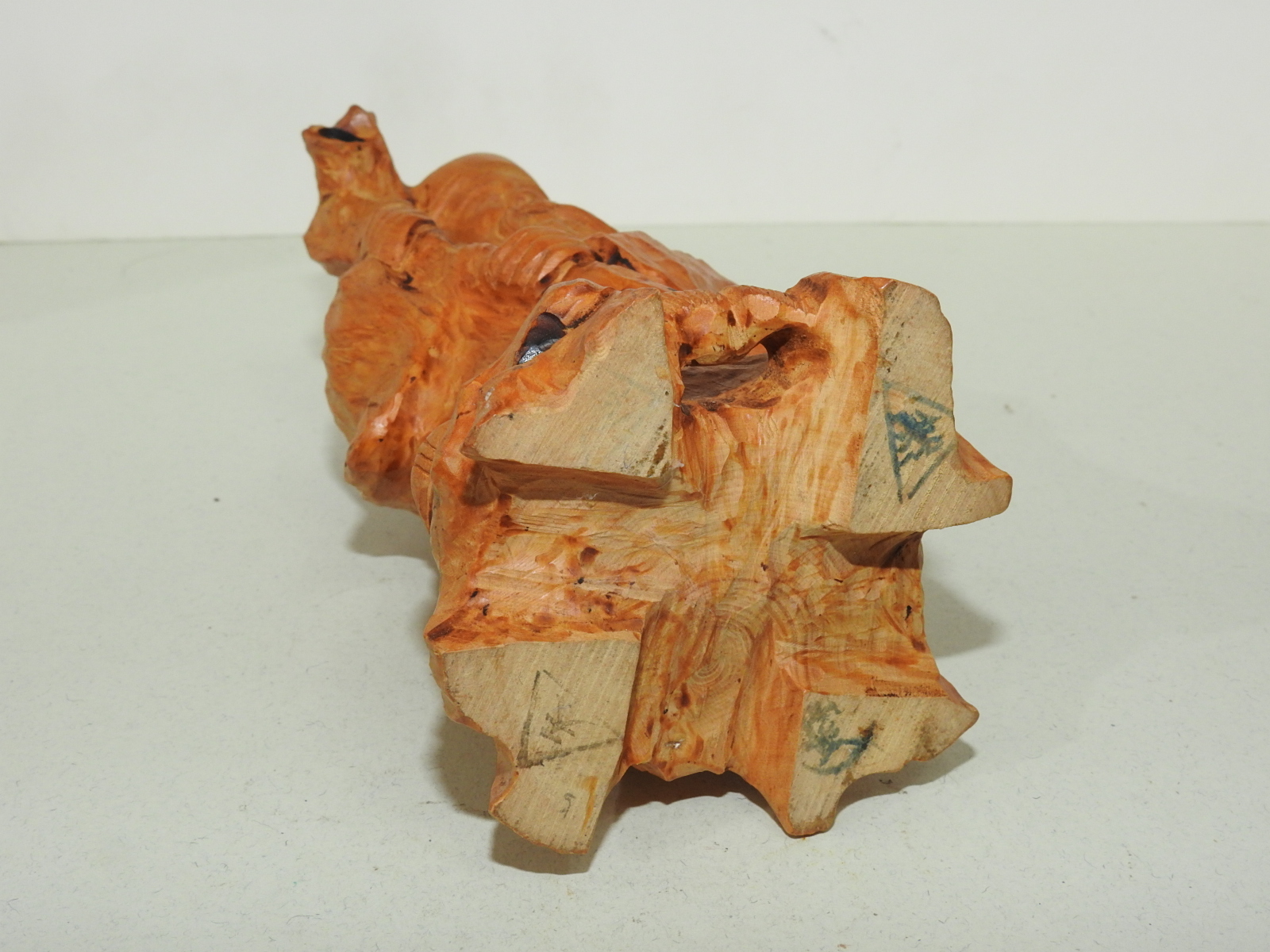 원목나무로된 복신 조각상