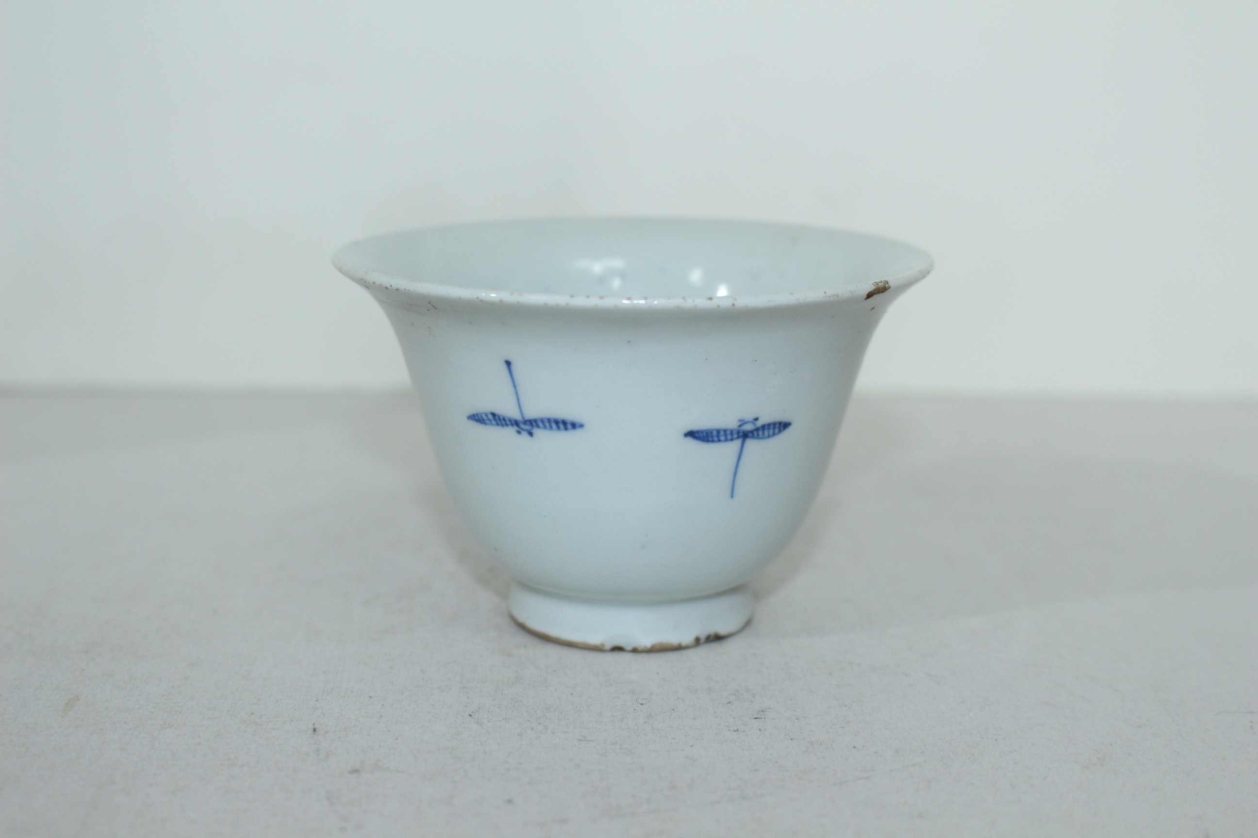 100년이상된 청화백자화문 잔