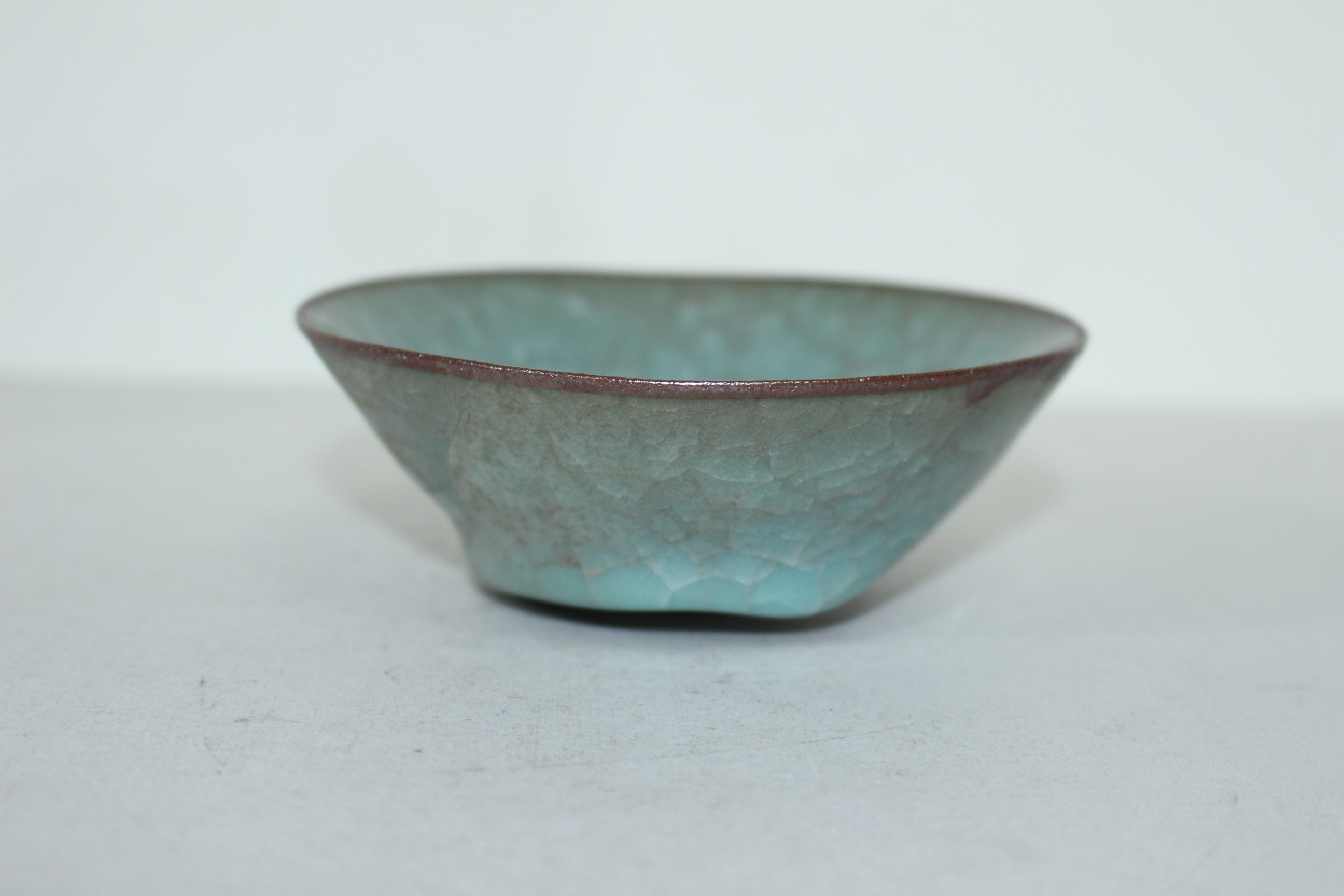 빙열이 많은 청자 나스잔