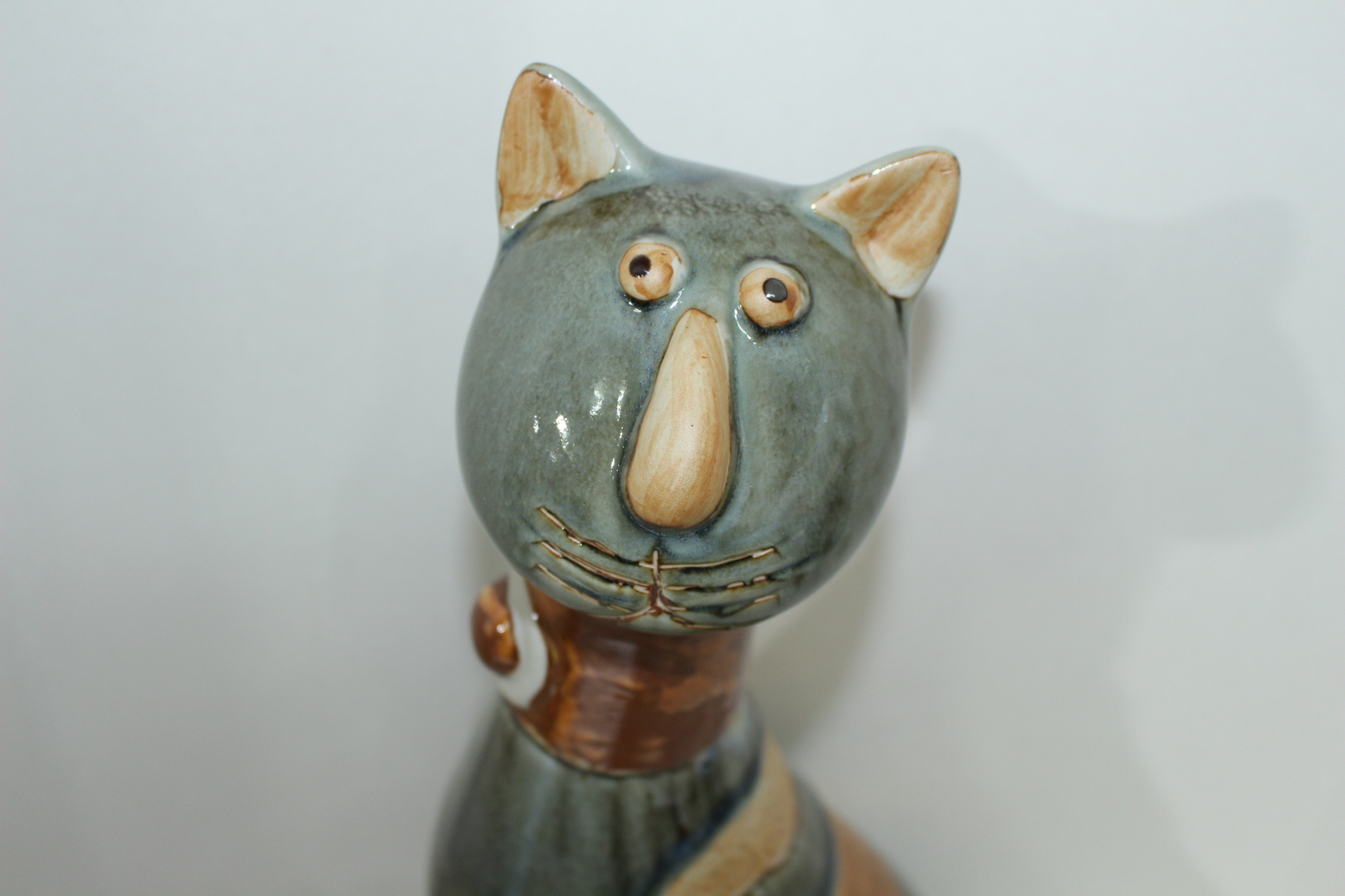 대형크기의 청자 고양이 조각상