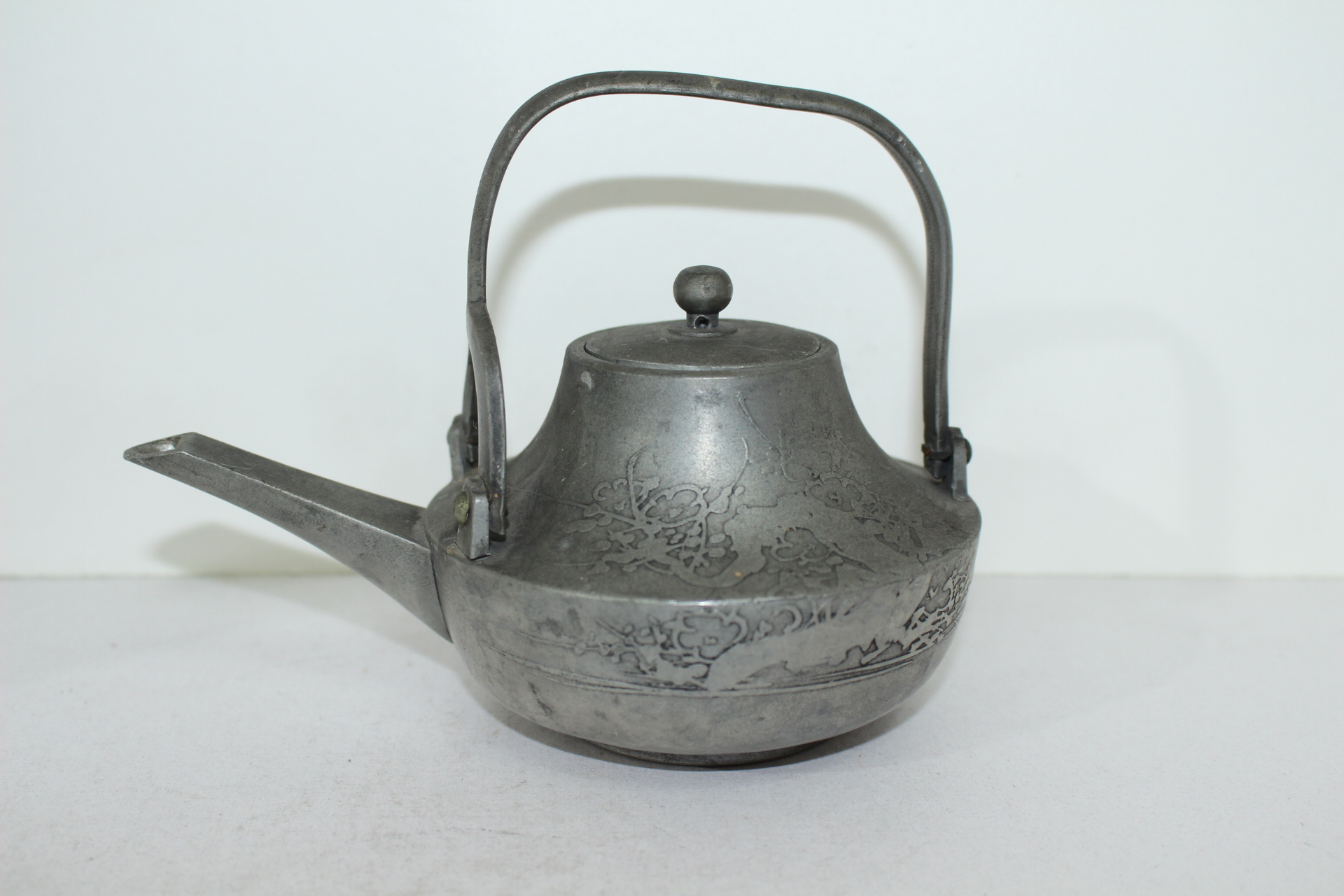 연대가좋은 주석으로된 화문이 조각된 주자