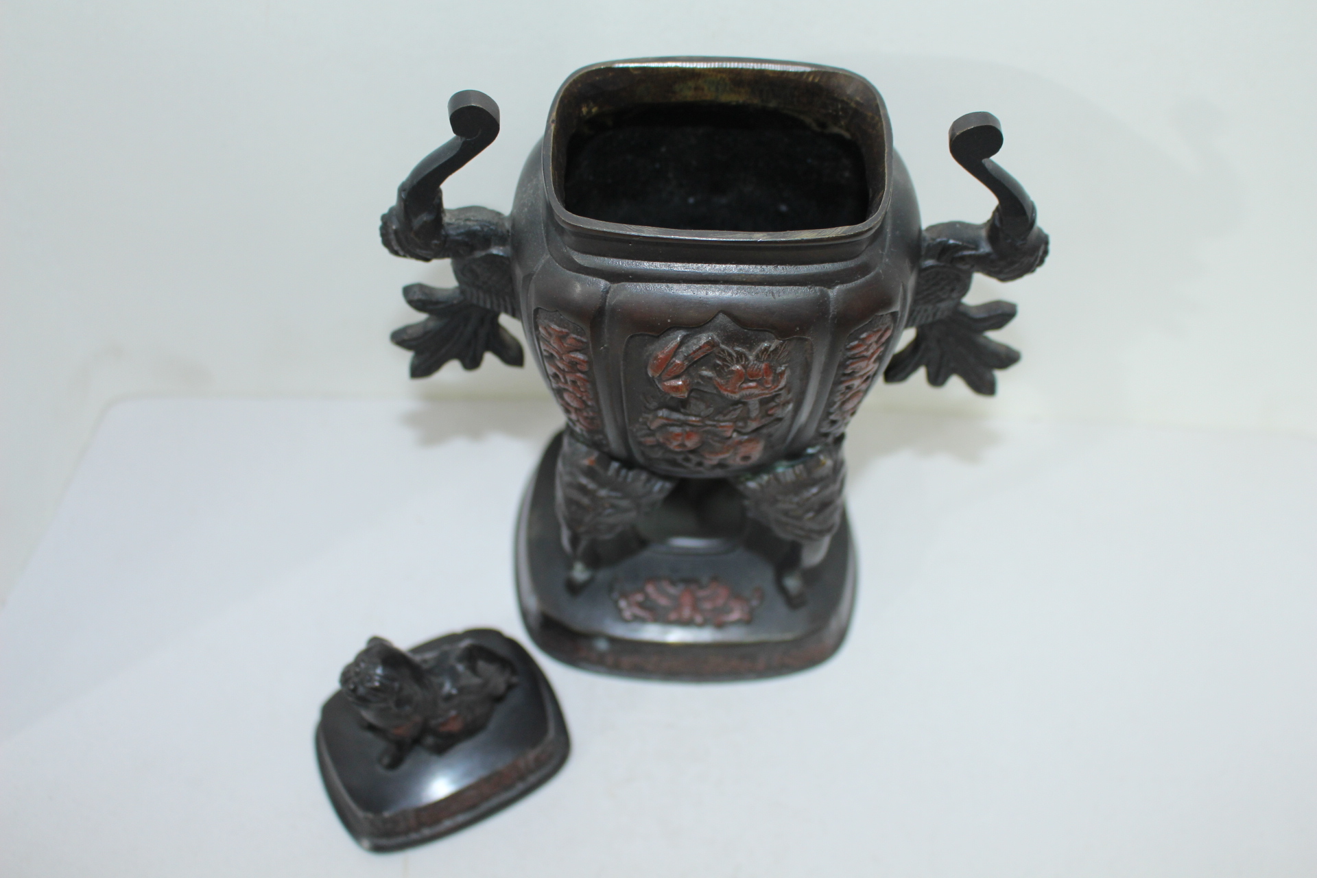 청동으로된 사족이귀 해태용 향로