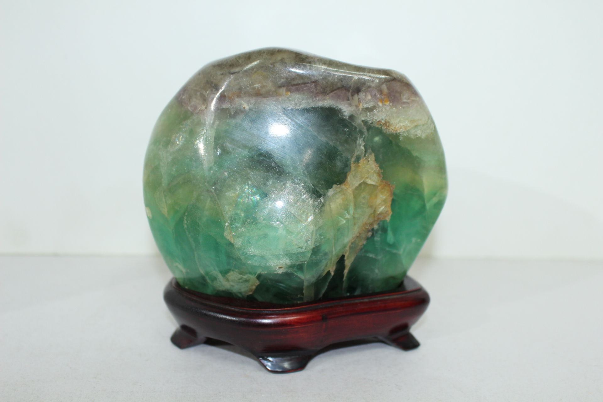 푸른빛이 도는 수정원석 조각품