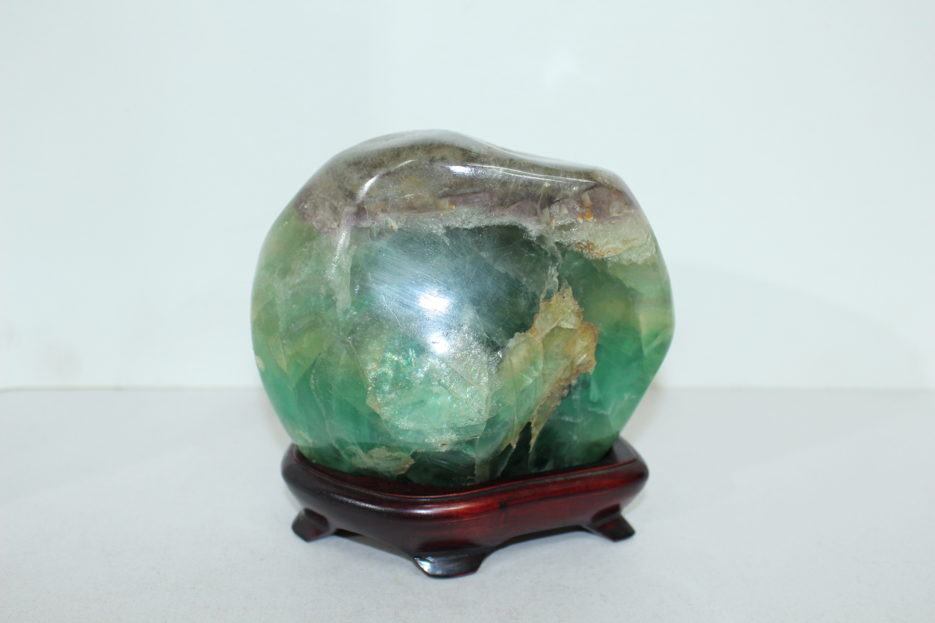 푸른빛이 도는 수정원석 조각품