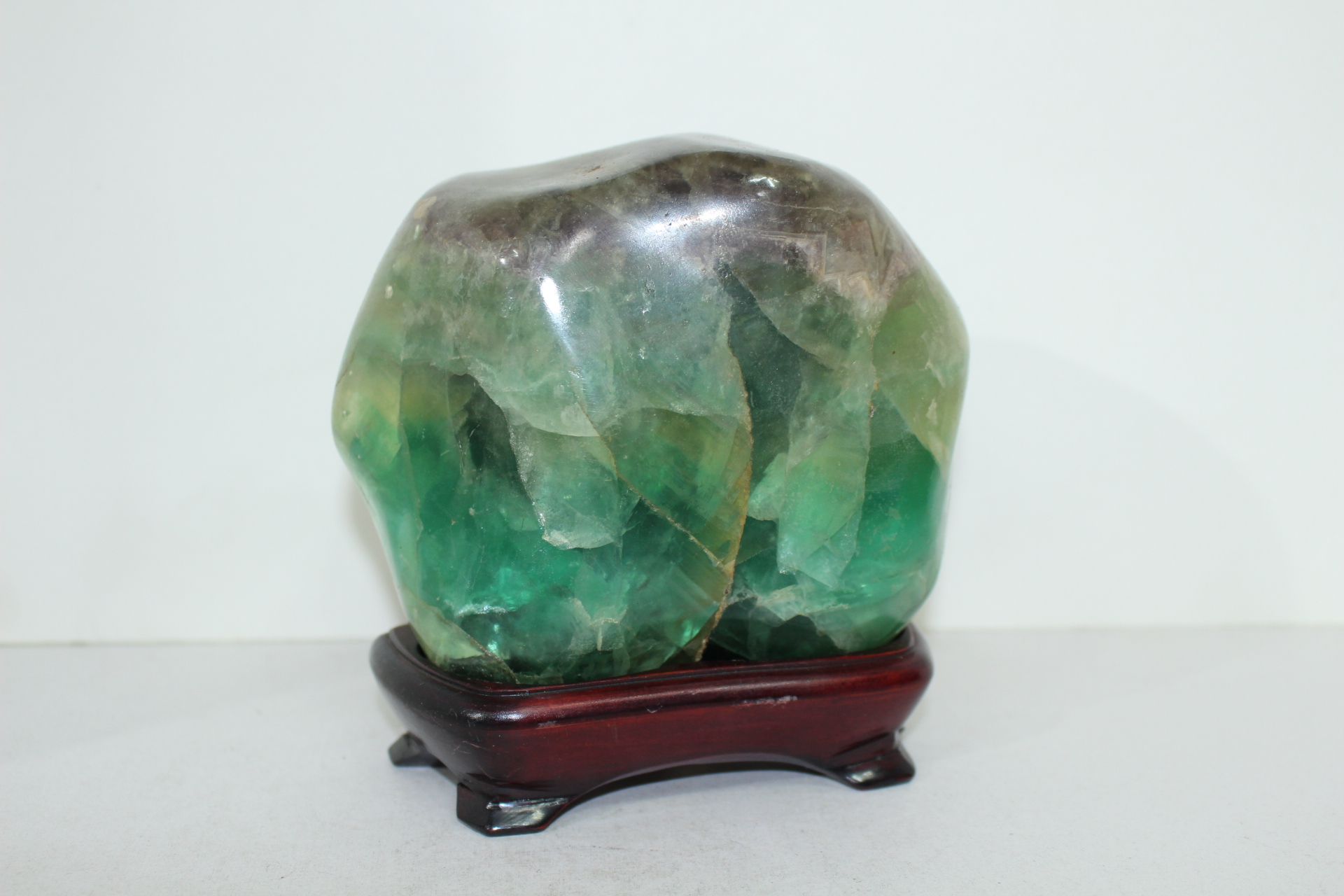 푸른빛이 도는 수정원석 조각품