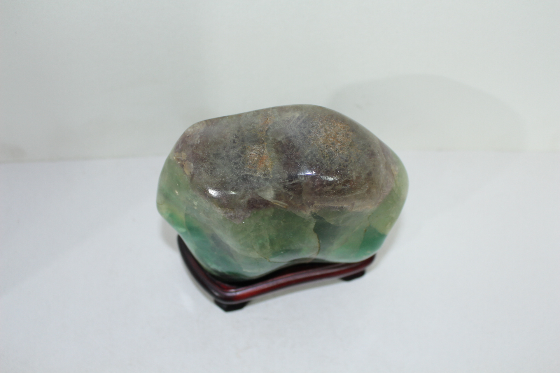 푸른빛이 도는 수정원석 조각품