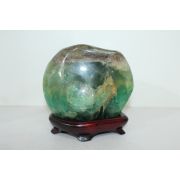 푸른빛이 도는 수정원석 조각품