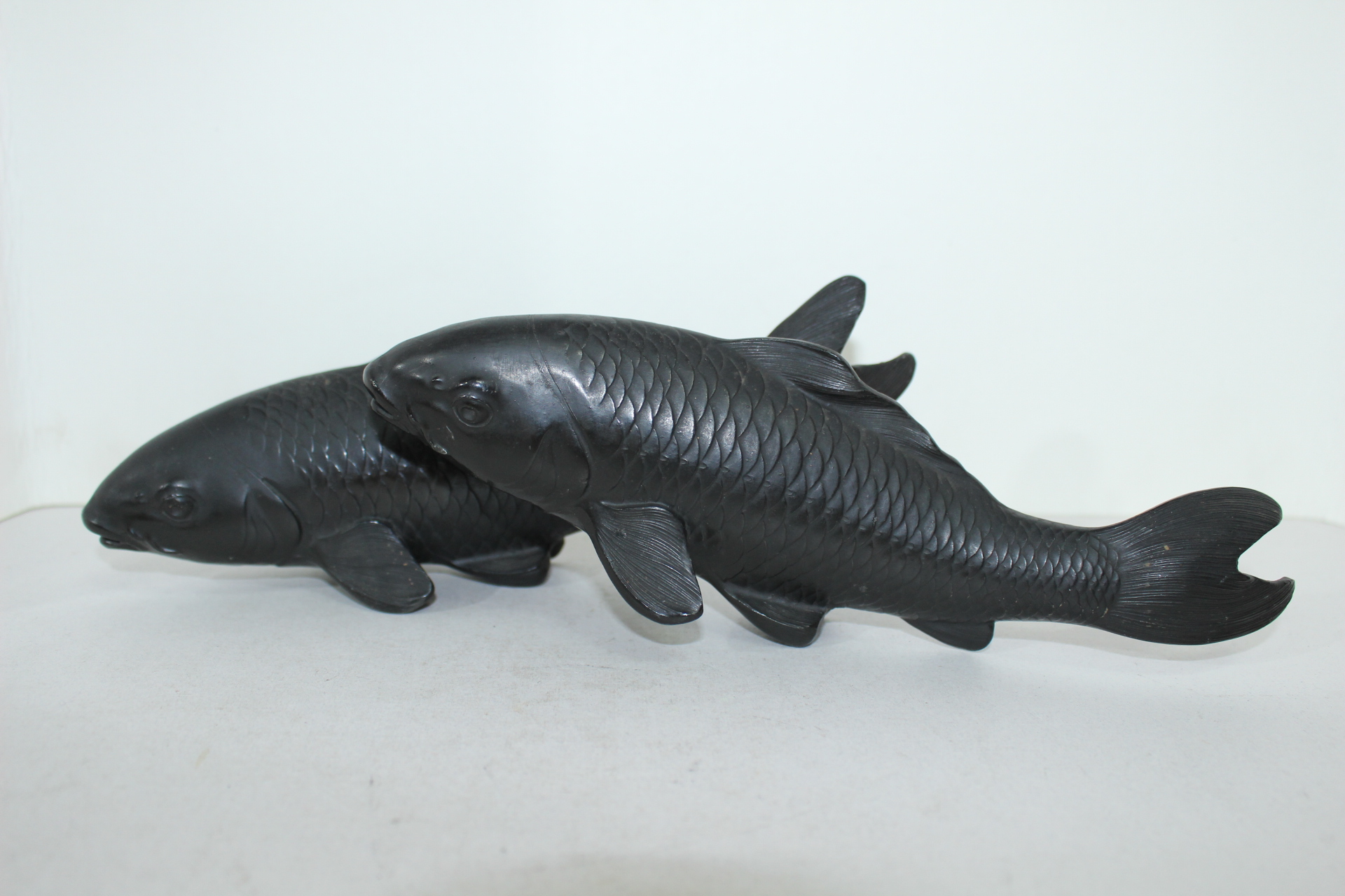 주석으로된 물고기 조각상